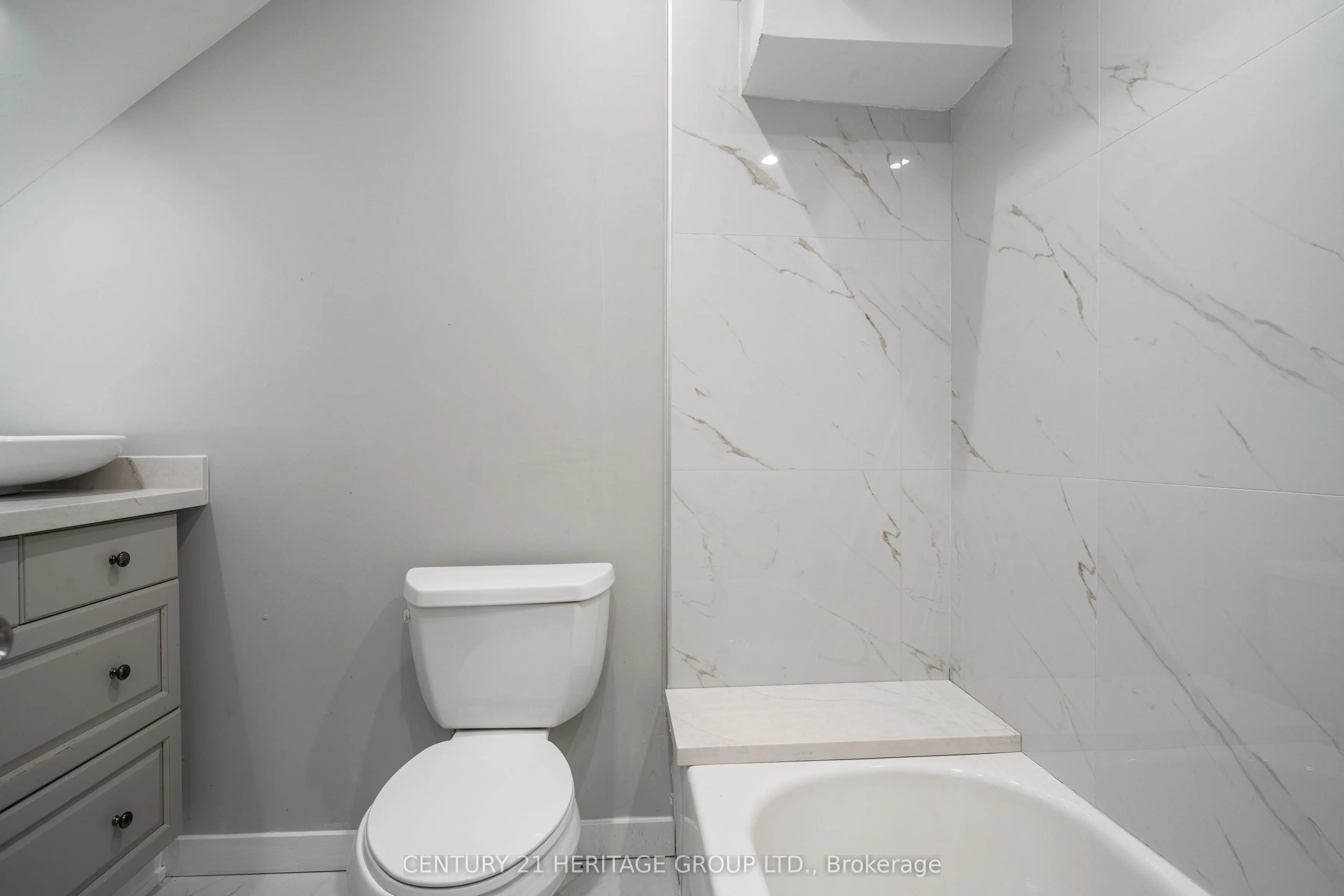 24 Welland Avenue, #Upper
