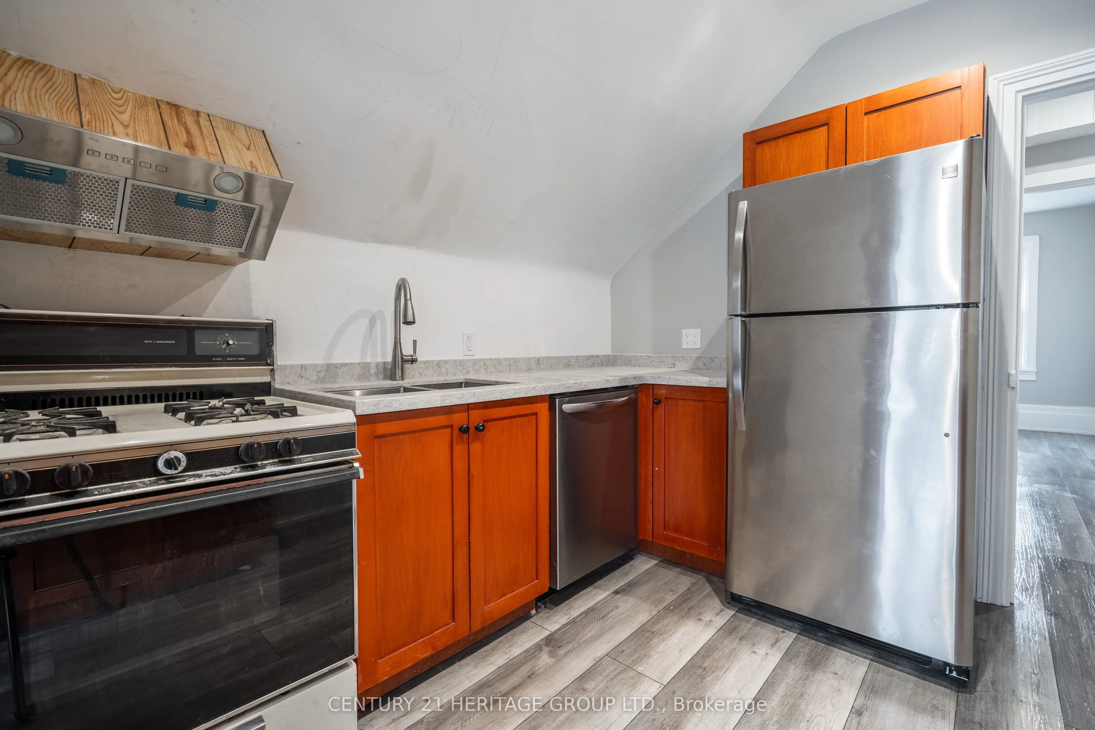 24 Welland Avenue, #Upper