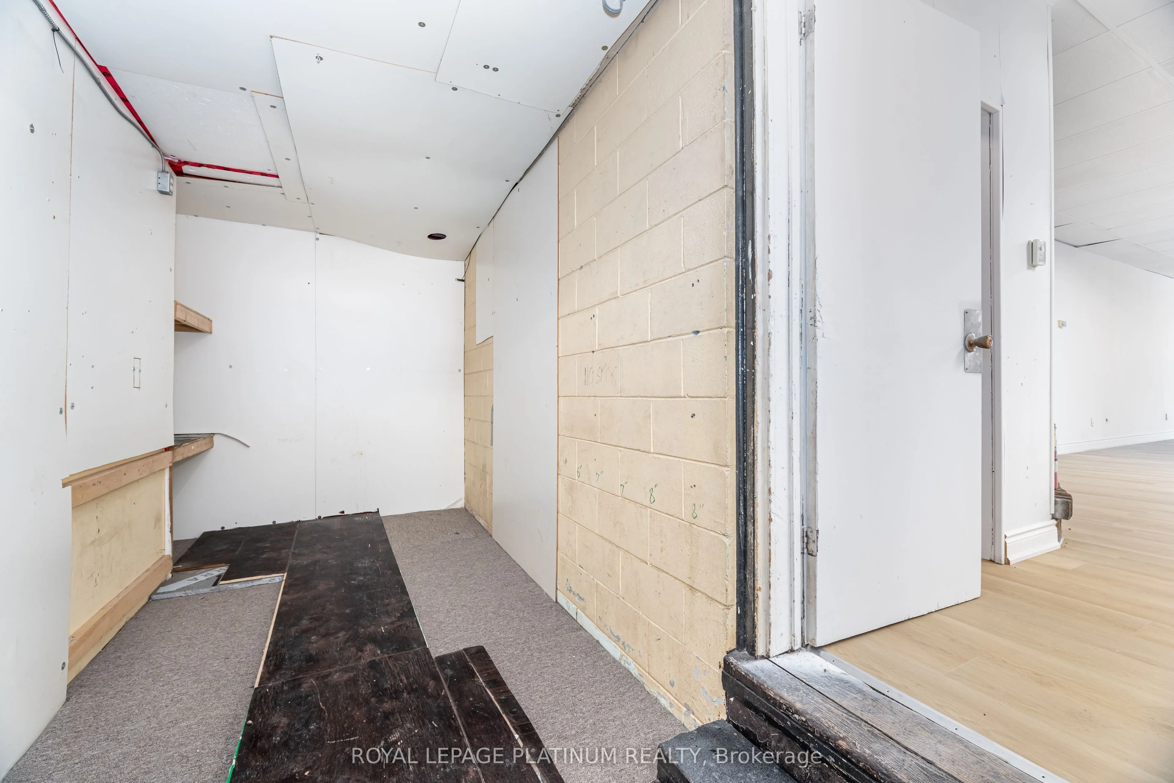 481 Dundas Street W, #2