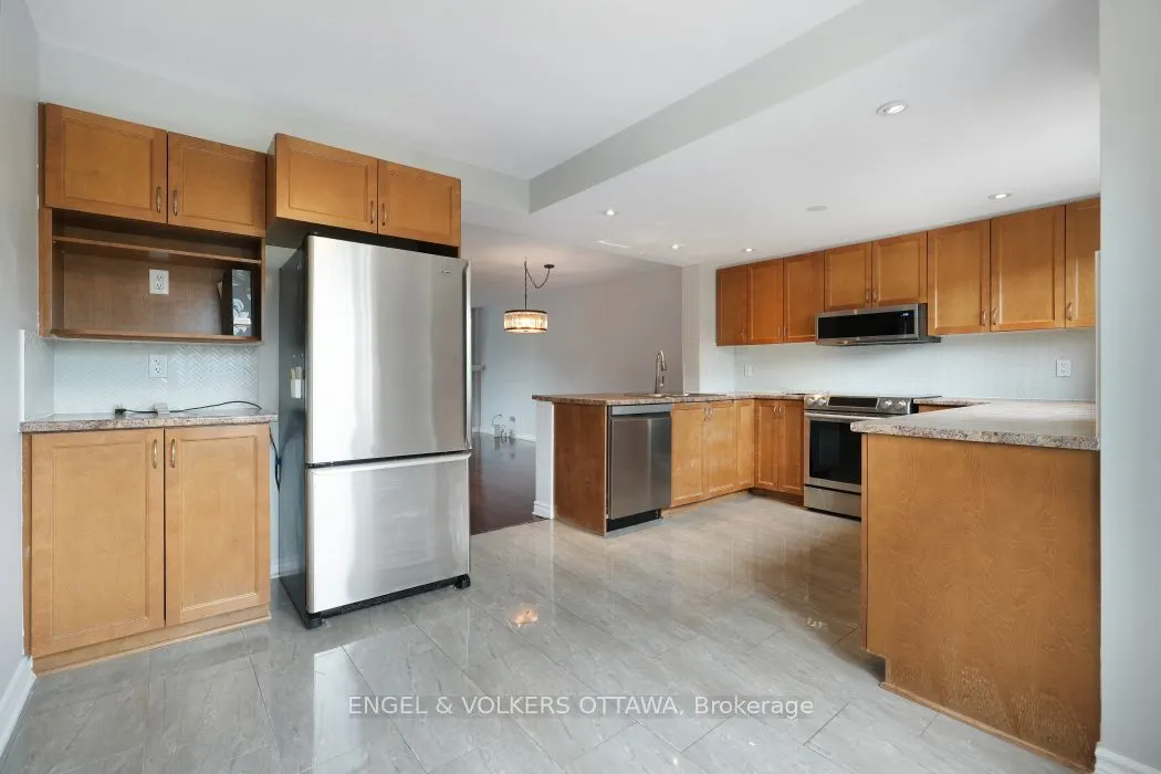 24 Steel Street, #D