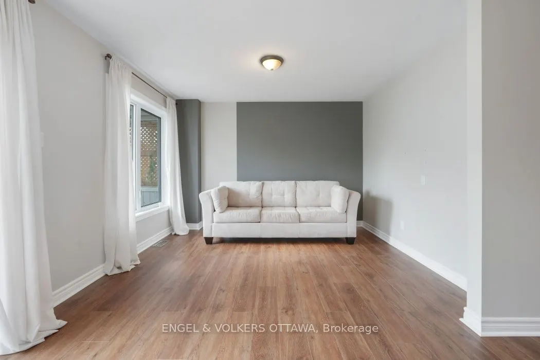24 Steel Street, #D