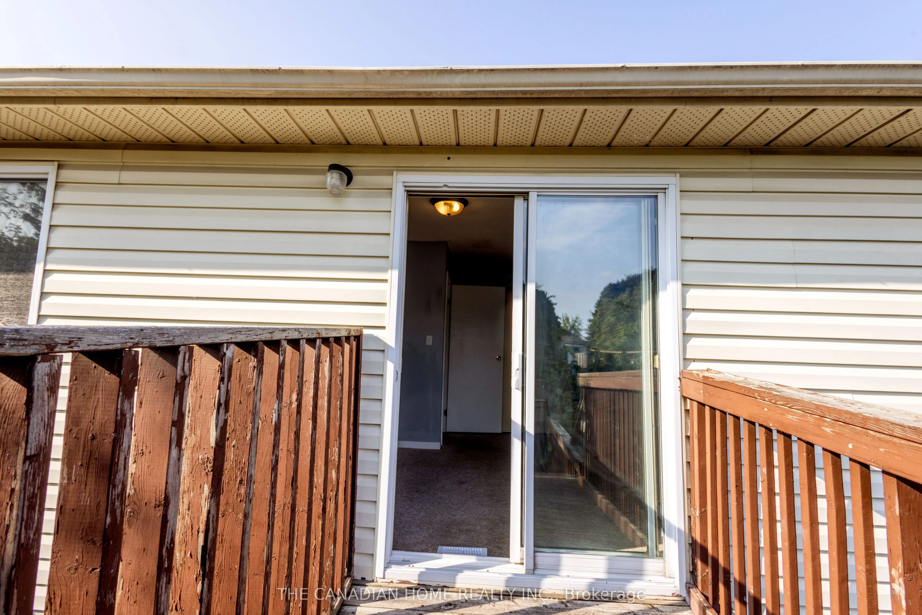 909 UXBRIDGE Crescent