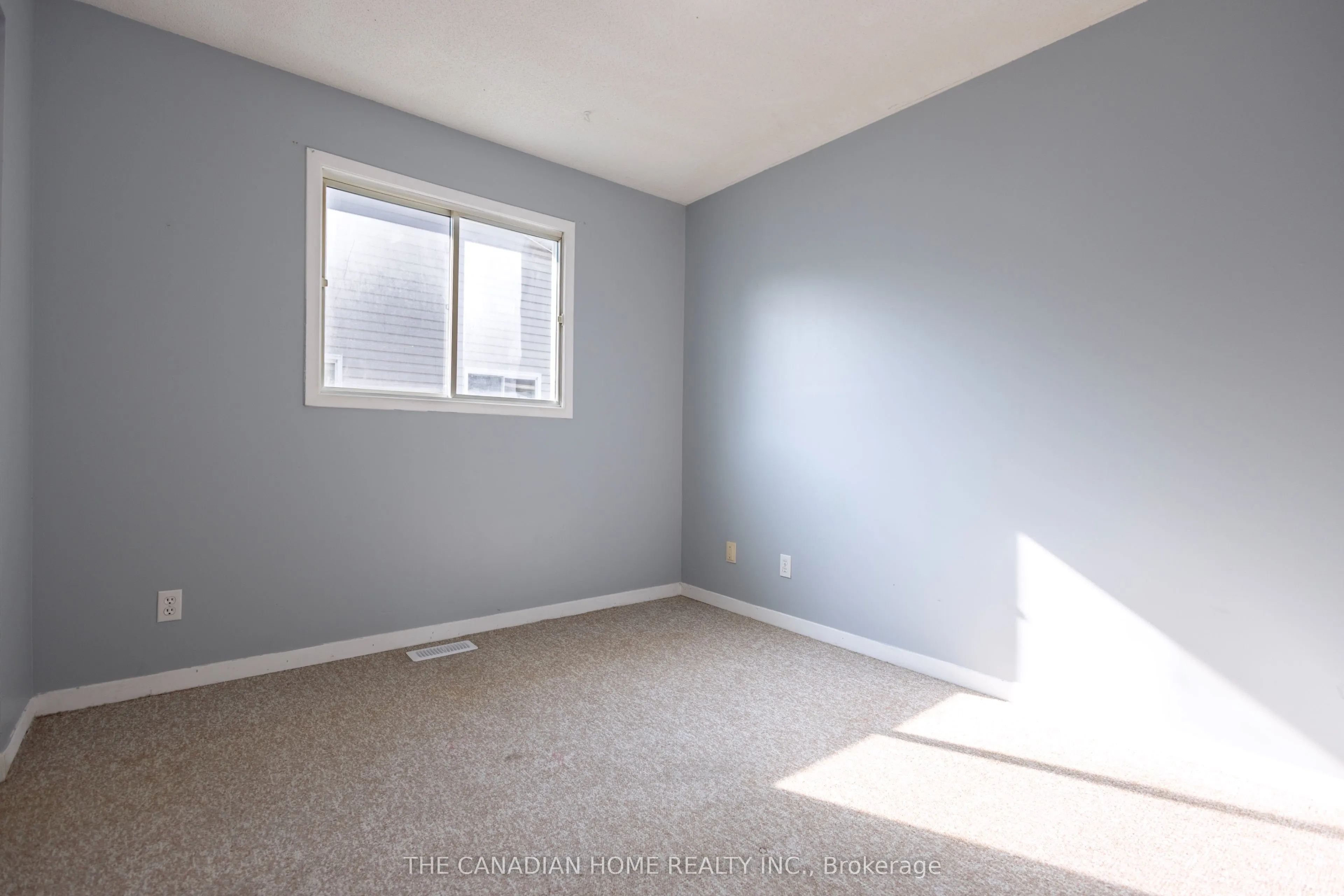 909 UXBRIDGE Crescent