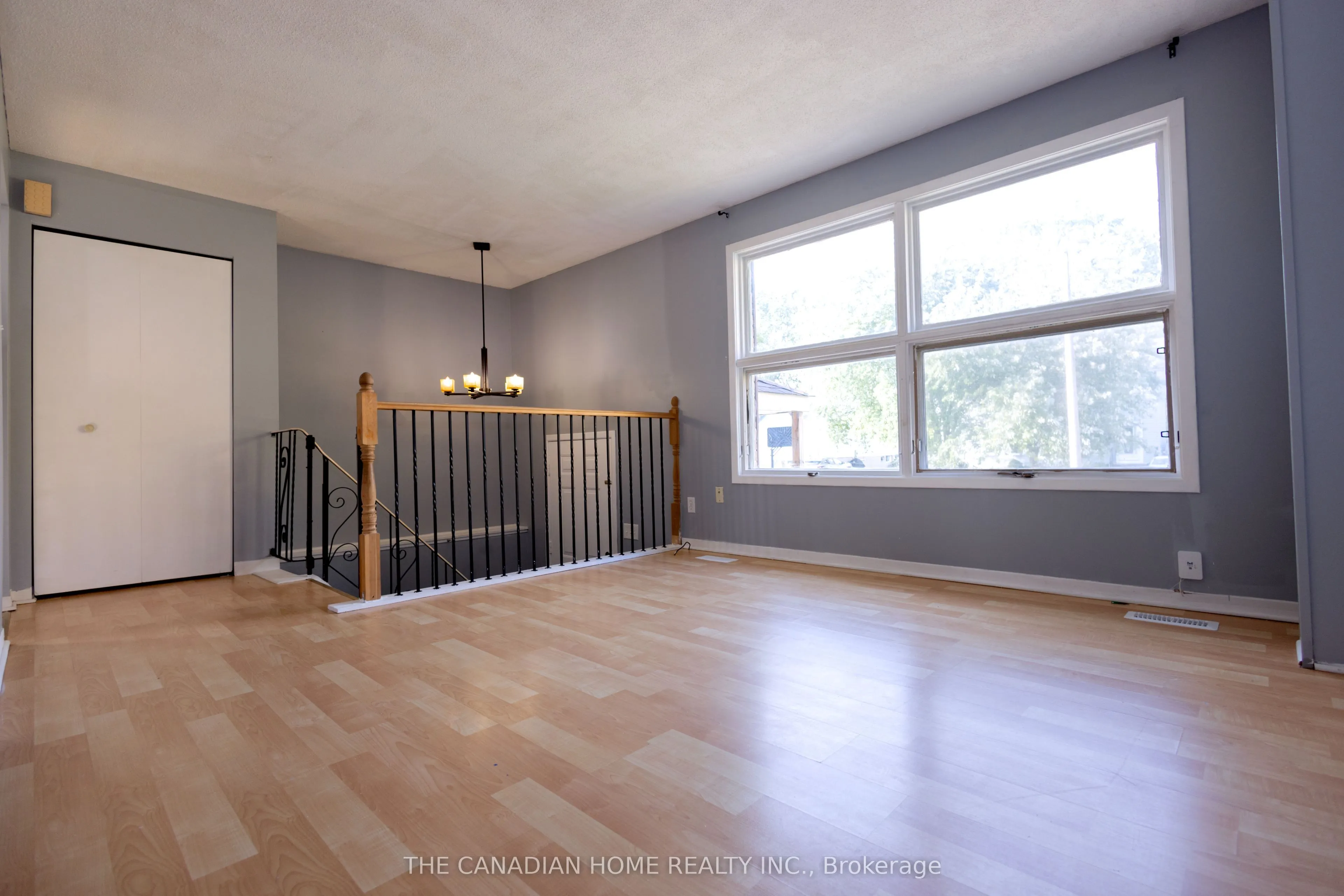 909 UXBRIDGE Crescent