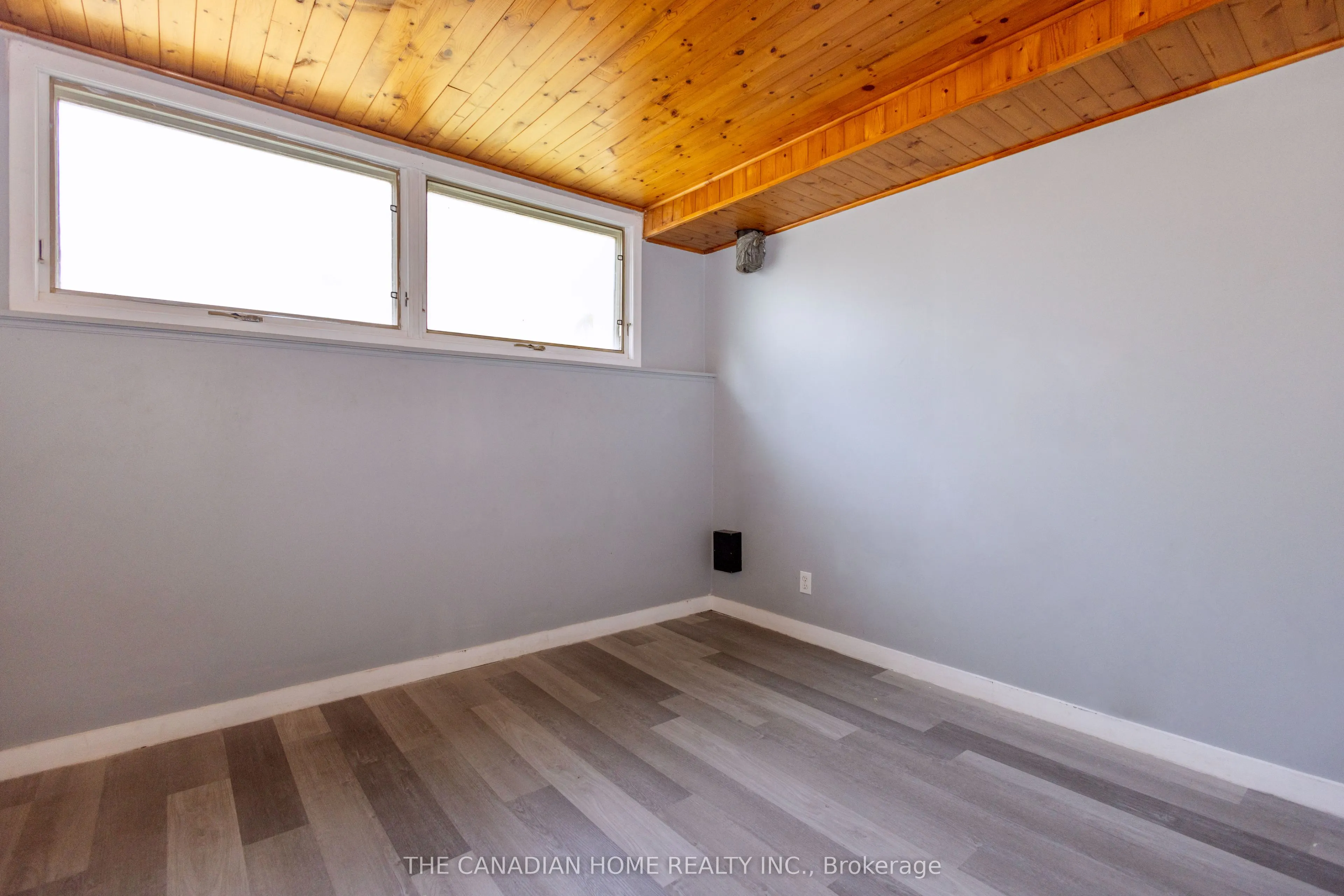 909 UXBRIDGE Crescent