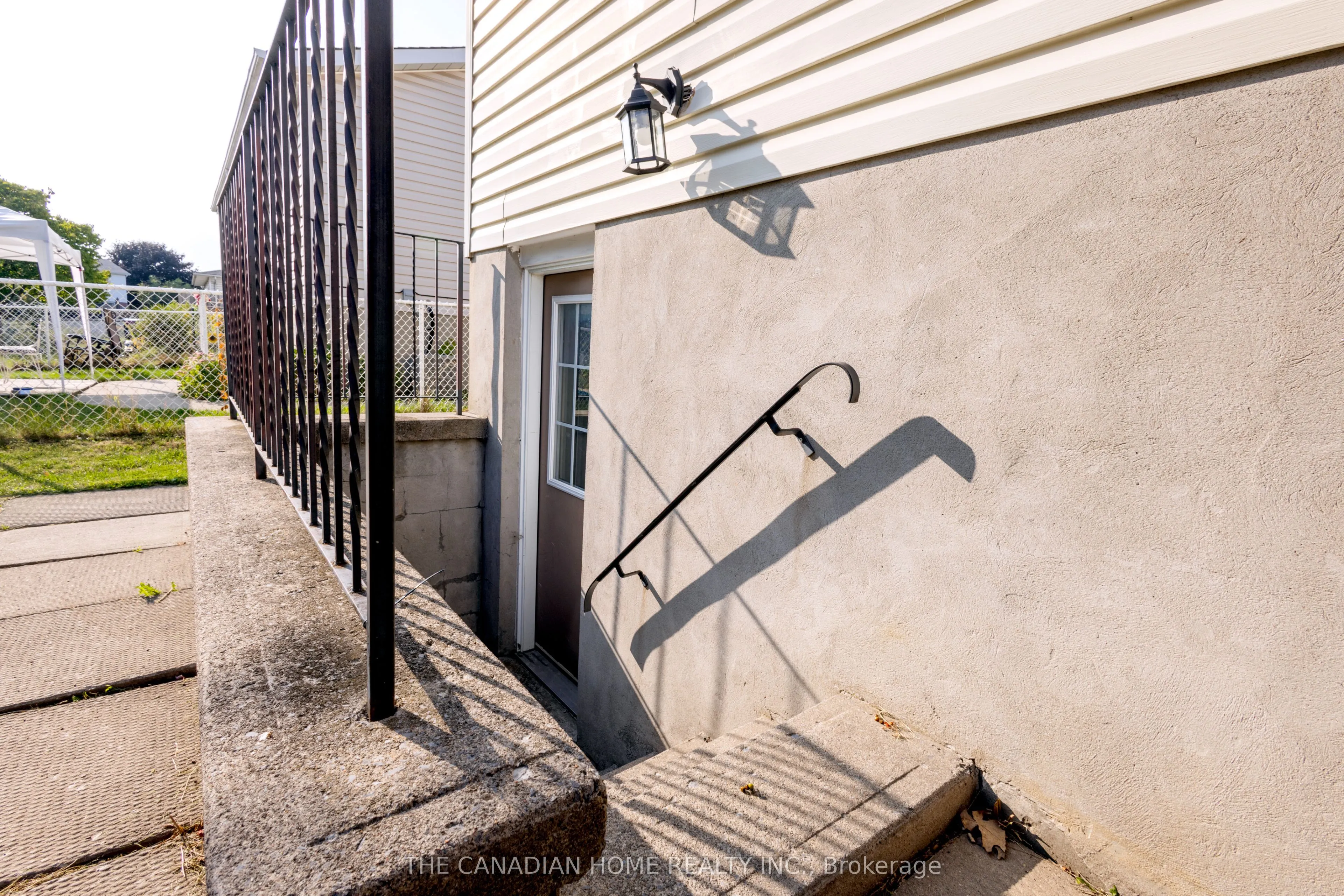 909 UXBRIDGE Crescent