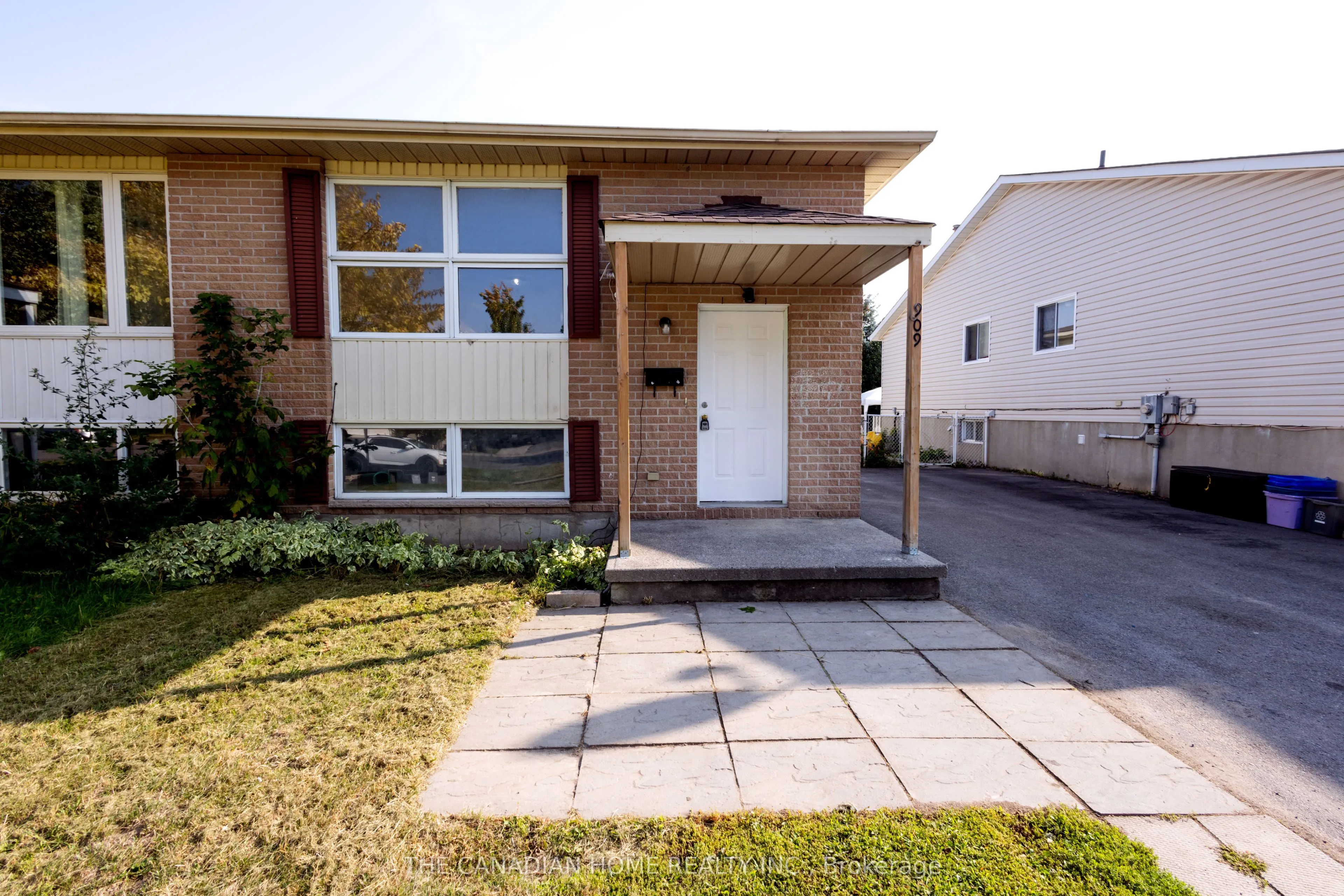 909 UXBRIDGE Crescent