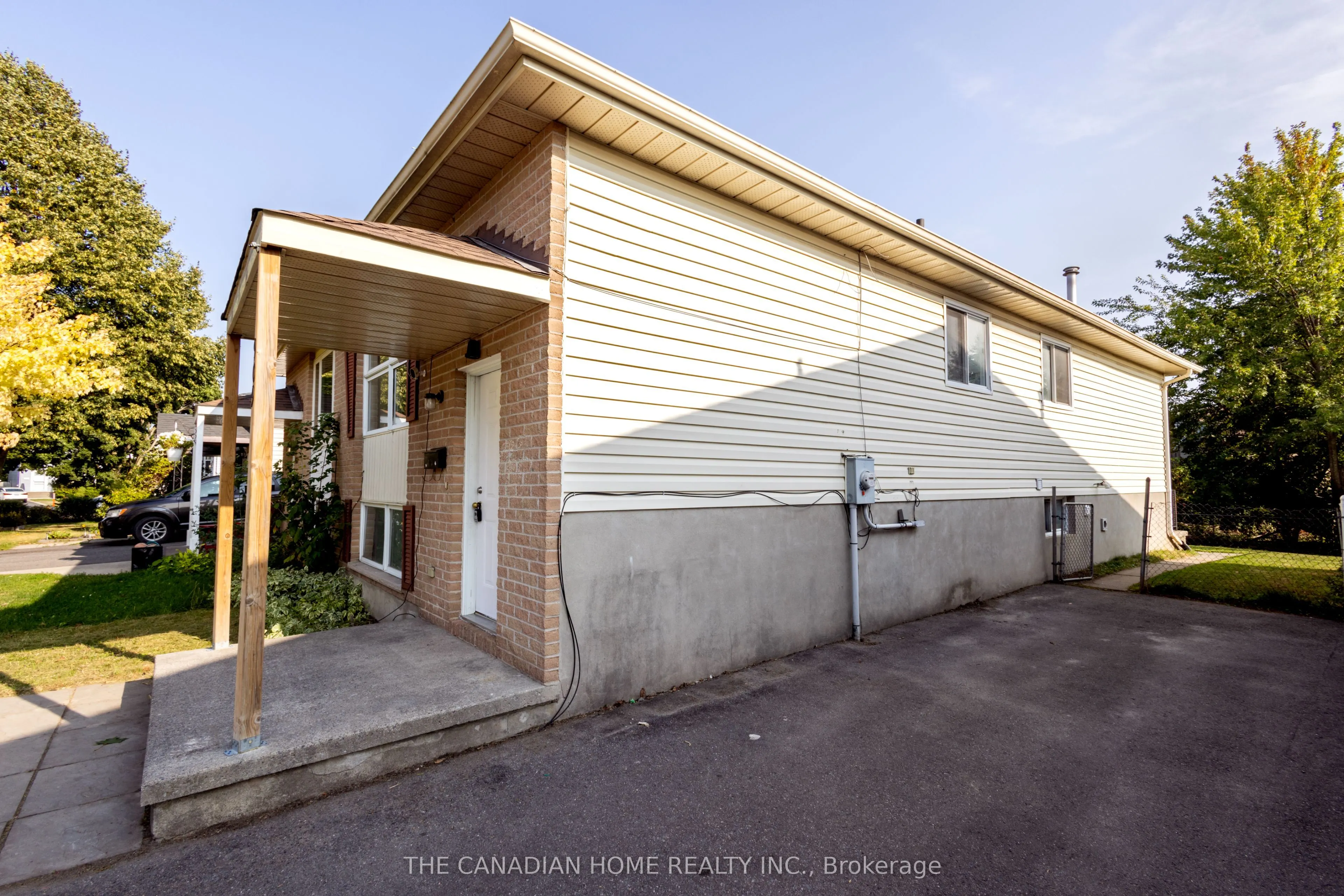 909 UXBRIDGE Crescent