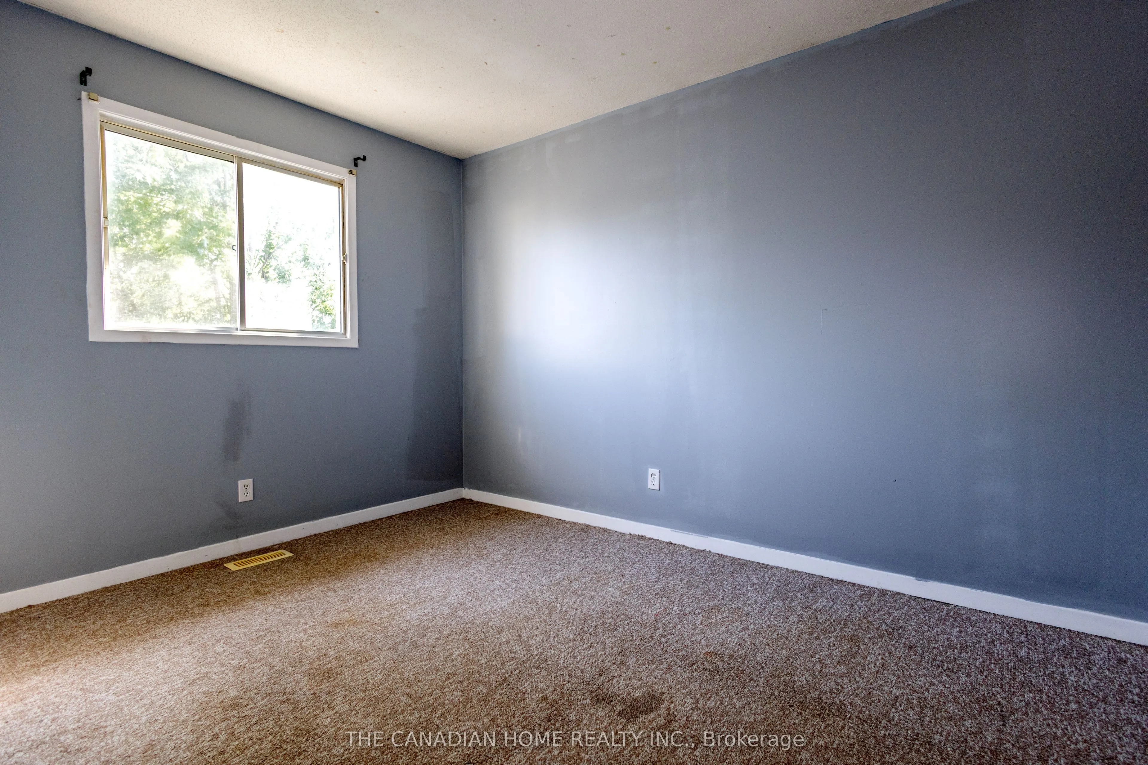 909 UXBRIDGE Crescent