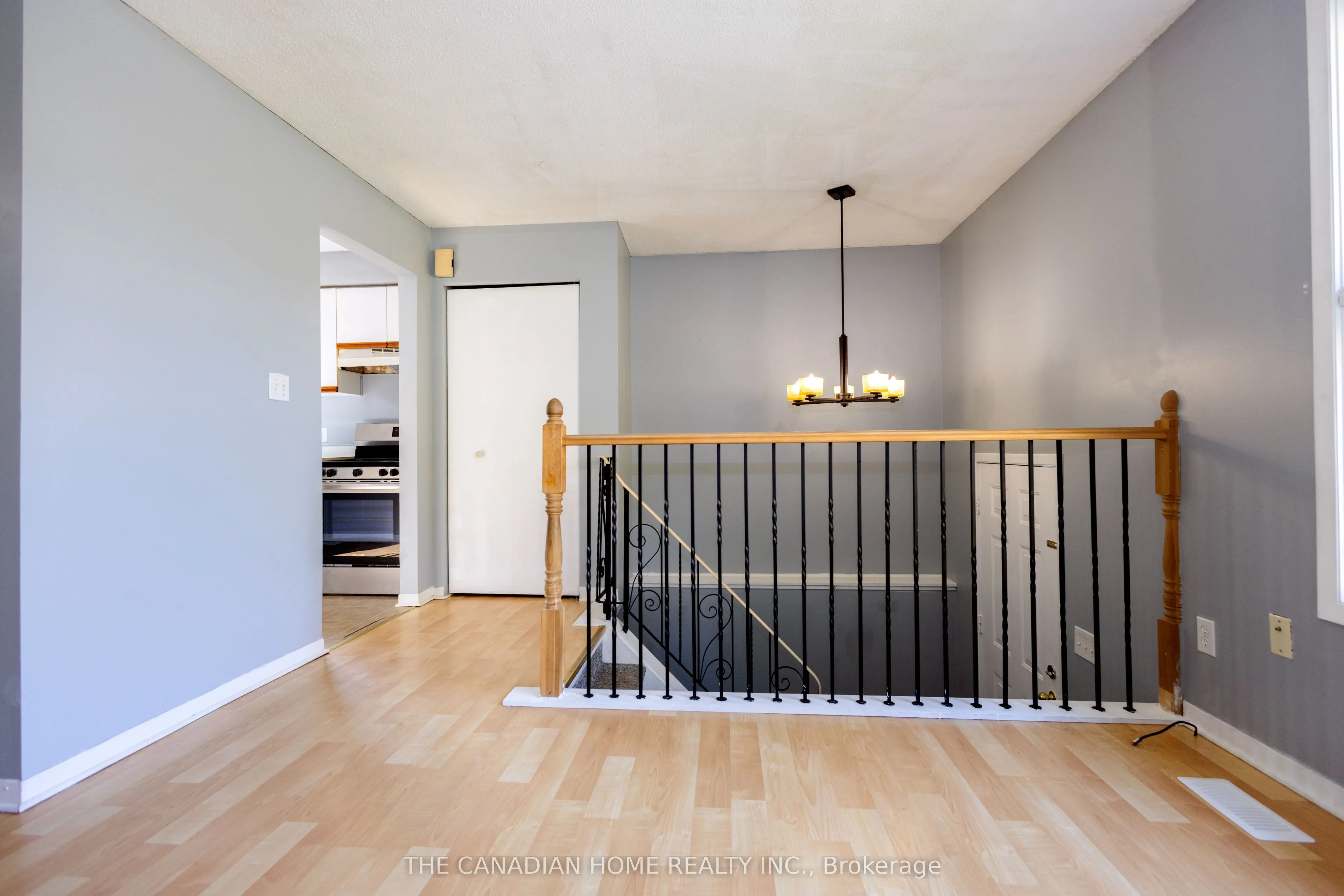 909 UXBRIDGE Crescent