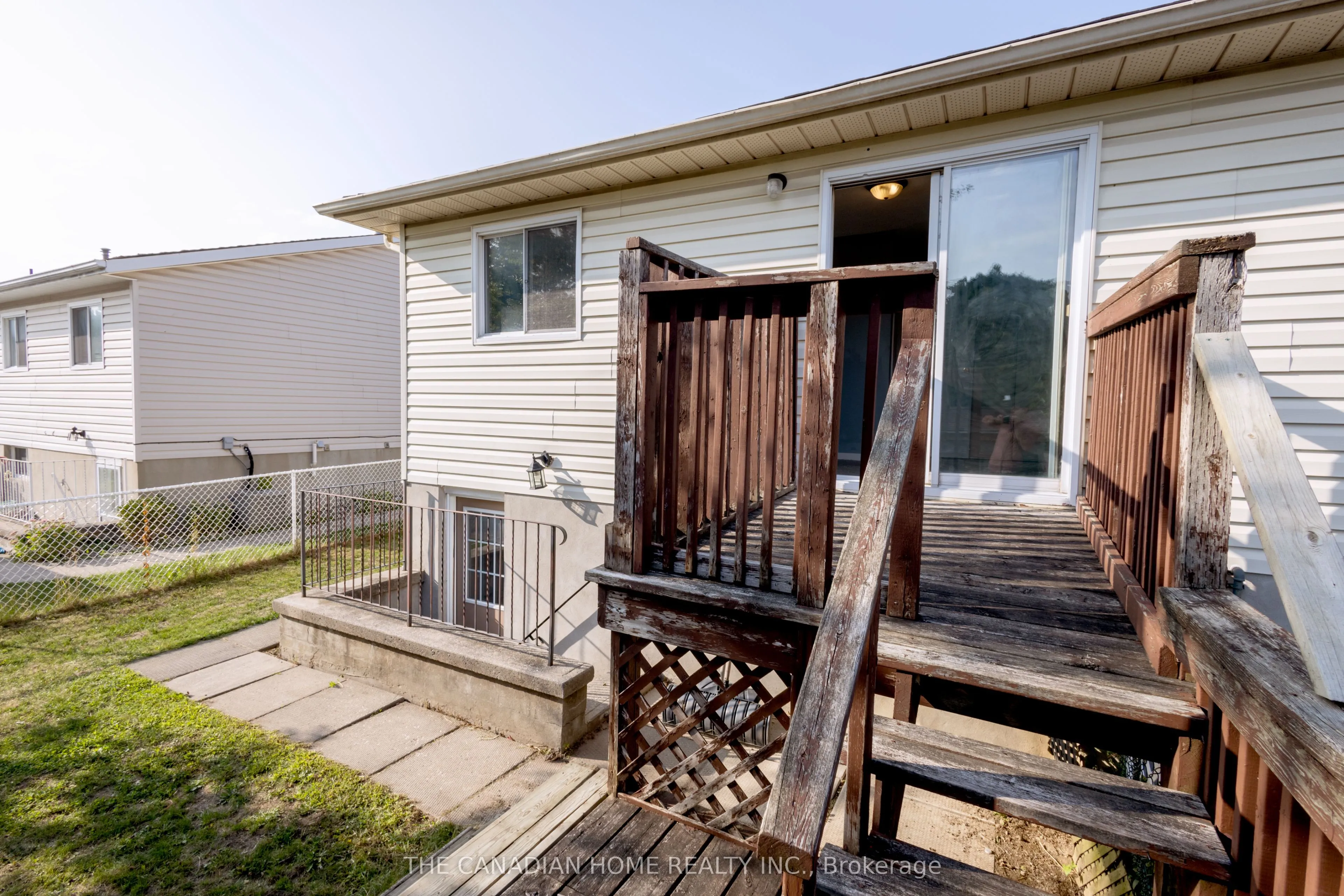 909 UXBRIDGE Crescent