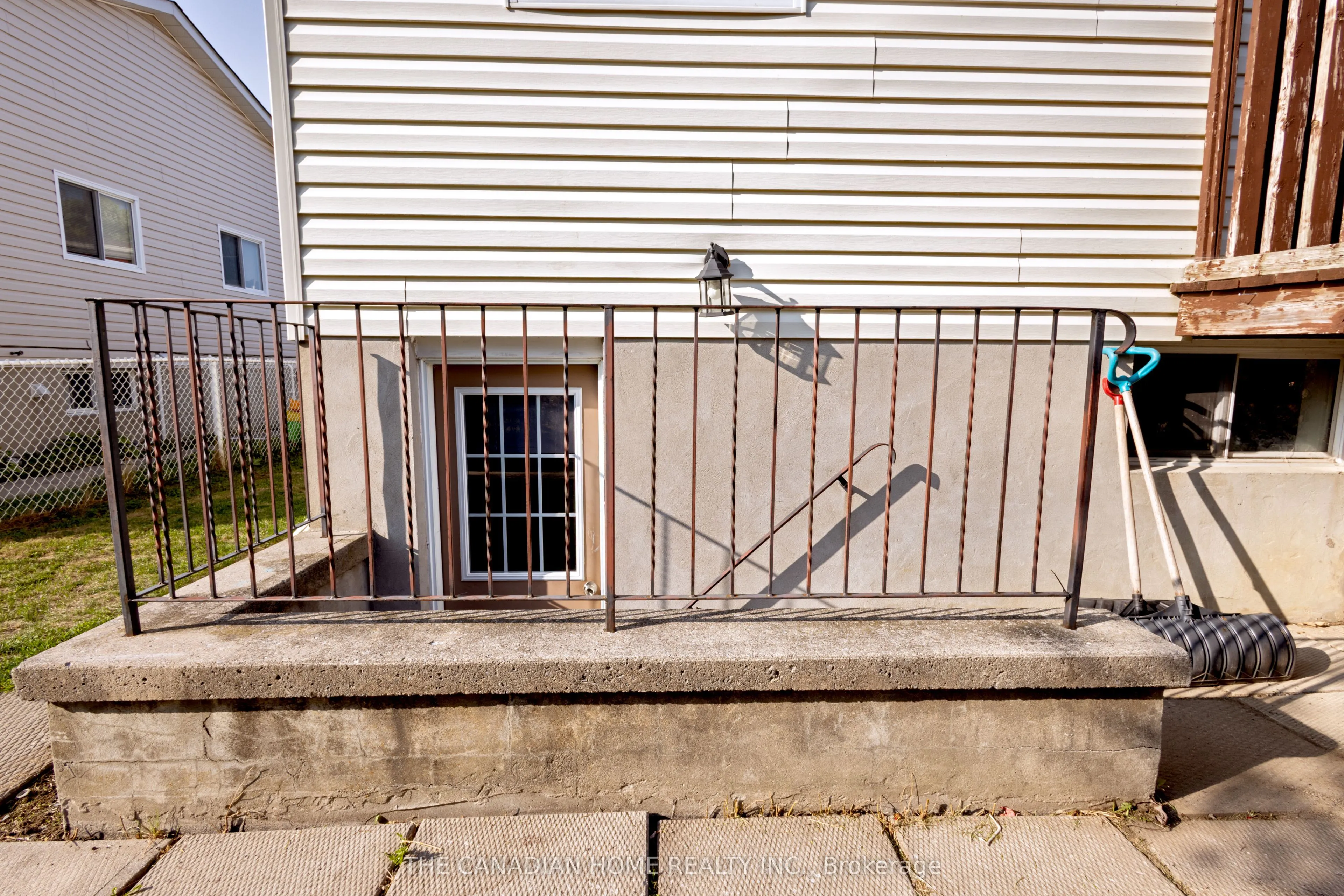 909 UXBRIDGE Crescent