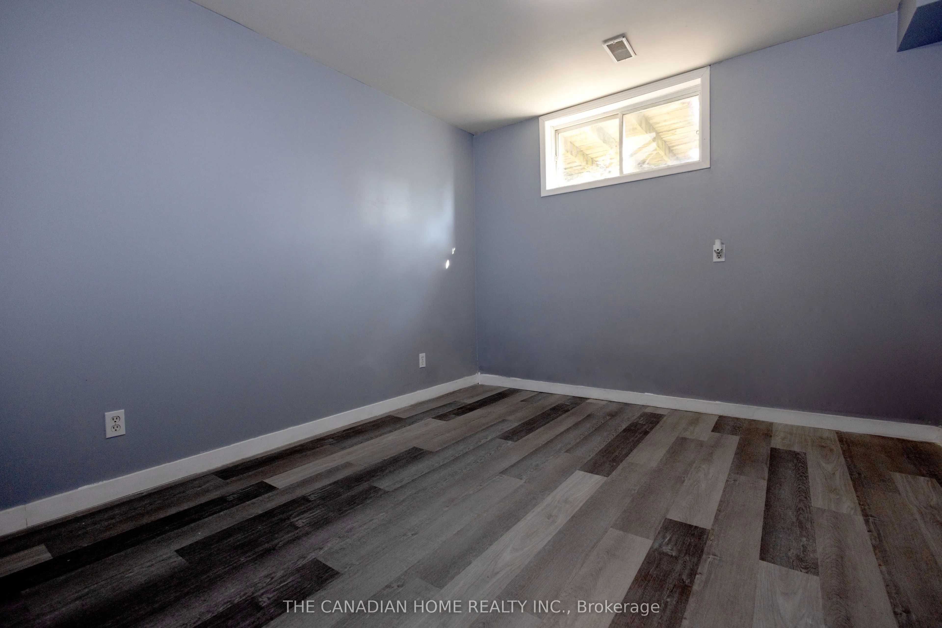 909 UXBRIDGE Crescent