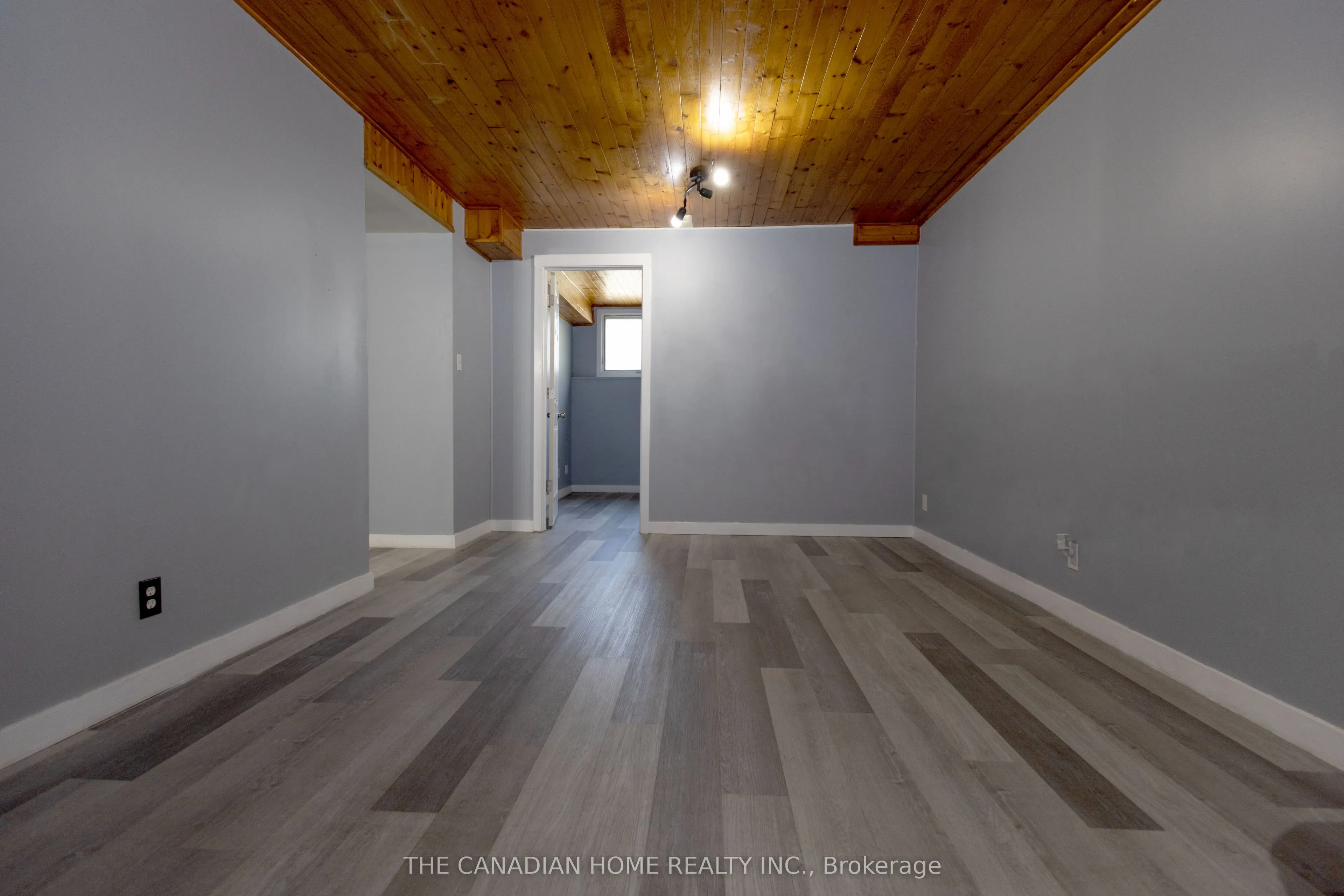 909 UXBRIDGE Crescent