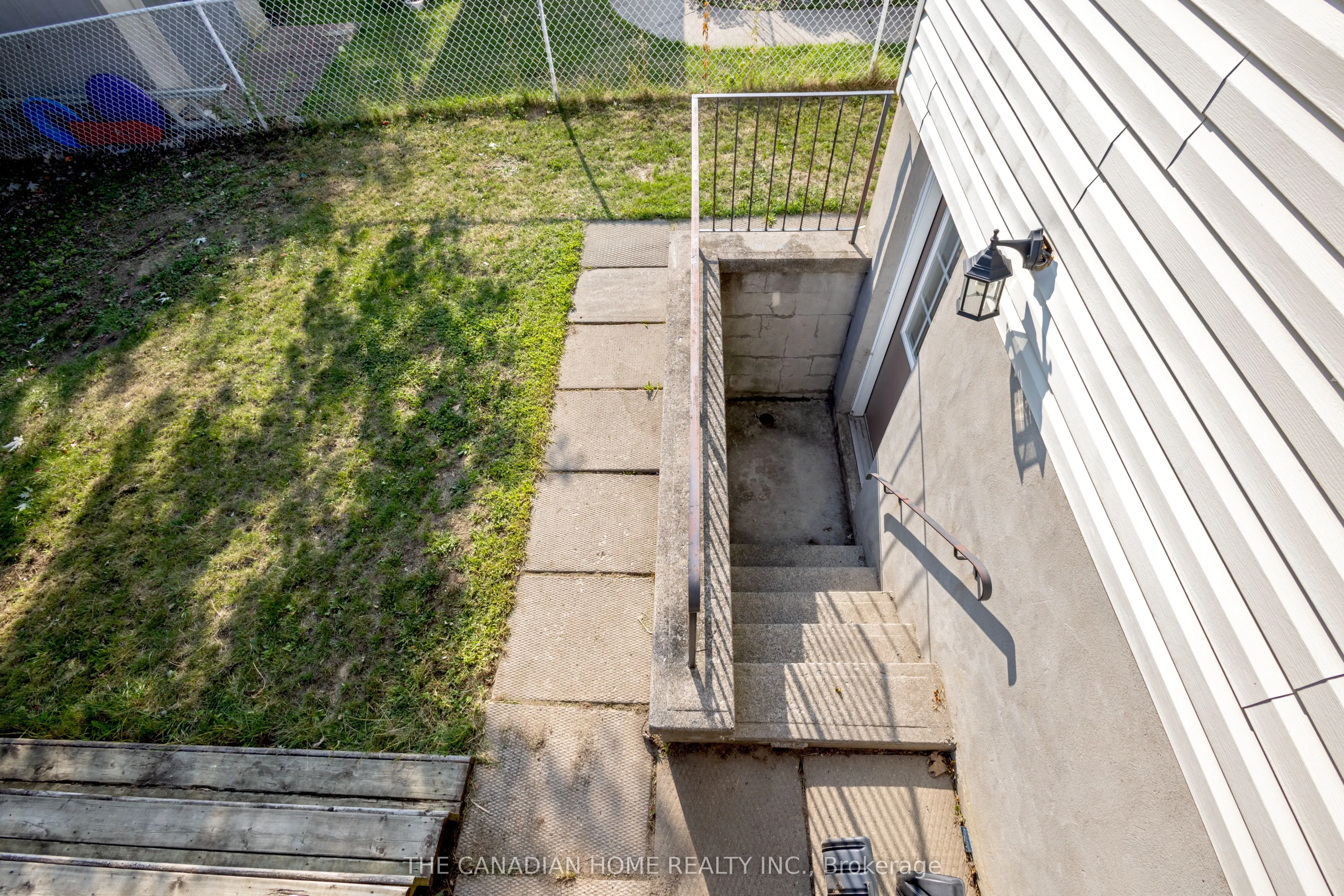 909 UXBRIDGE Crescent