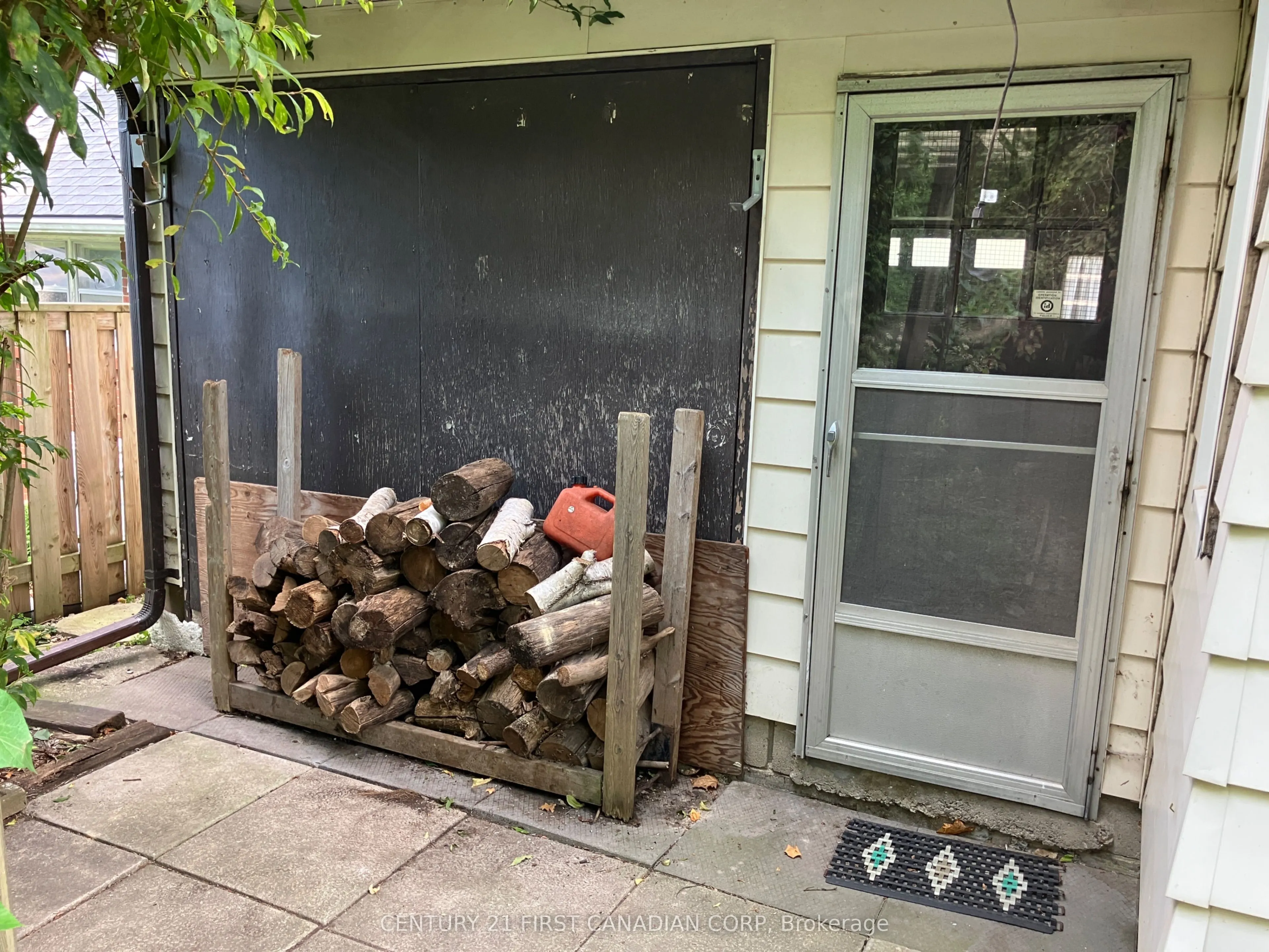 465 Ridgewood Crescent