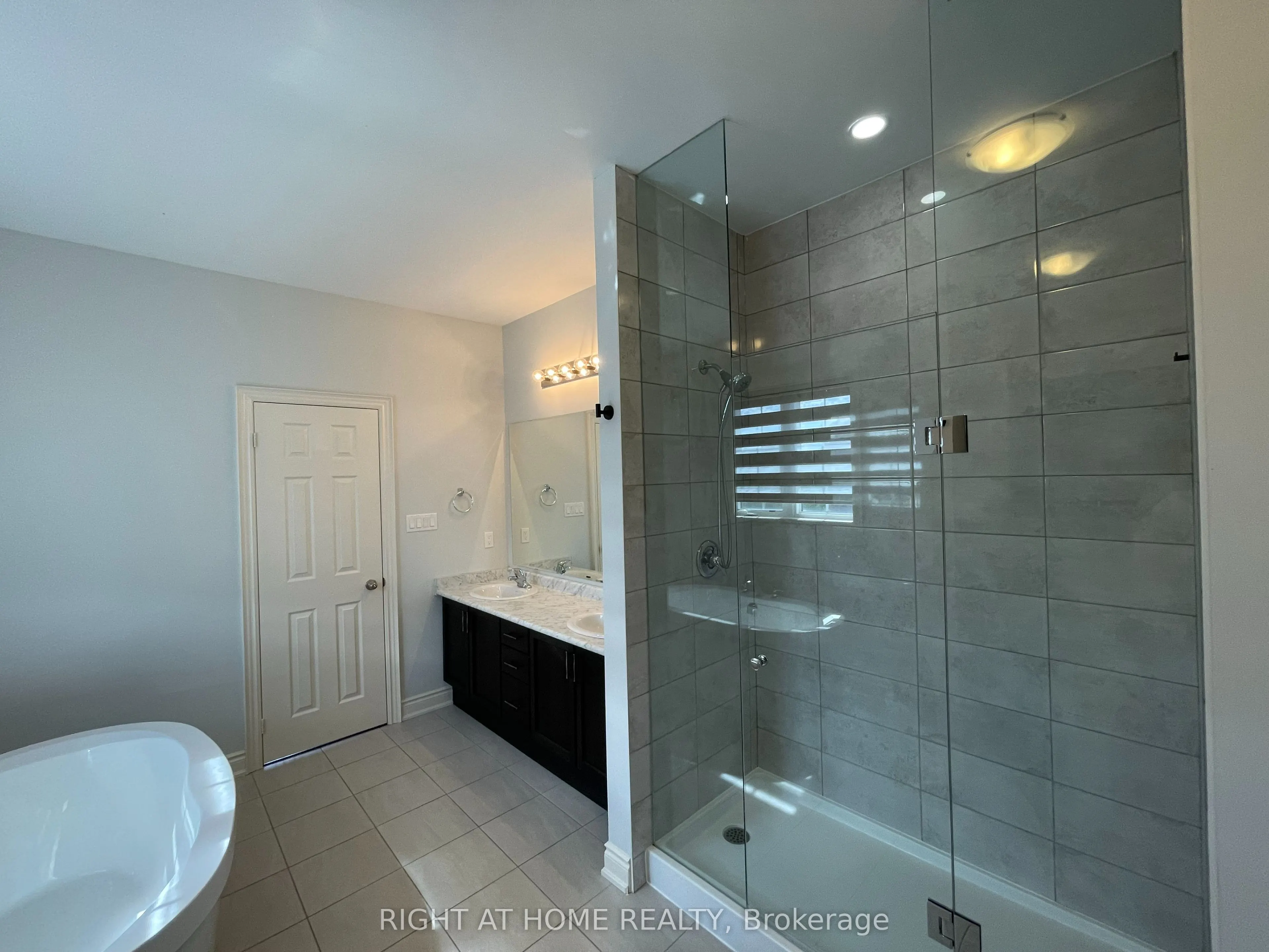 2 Humphrey Street E