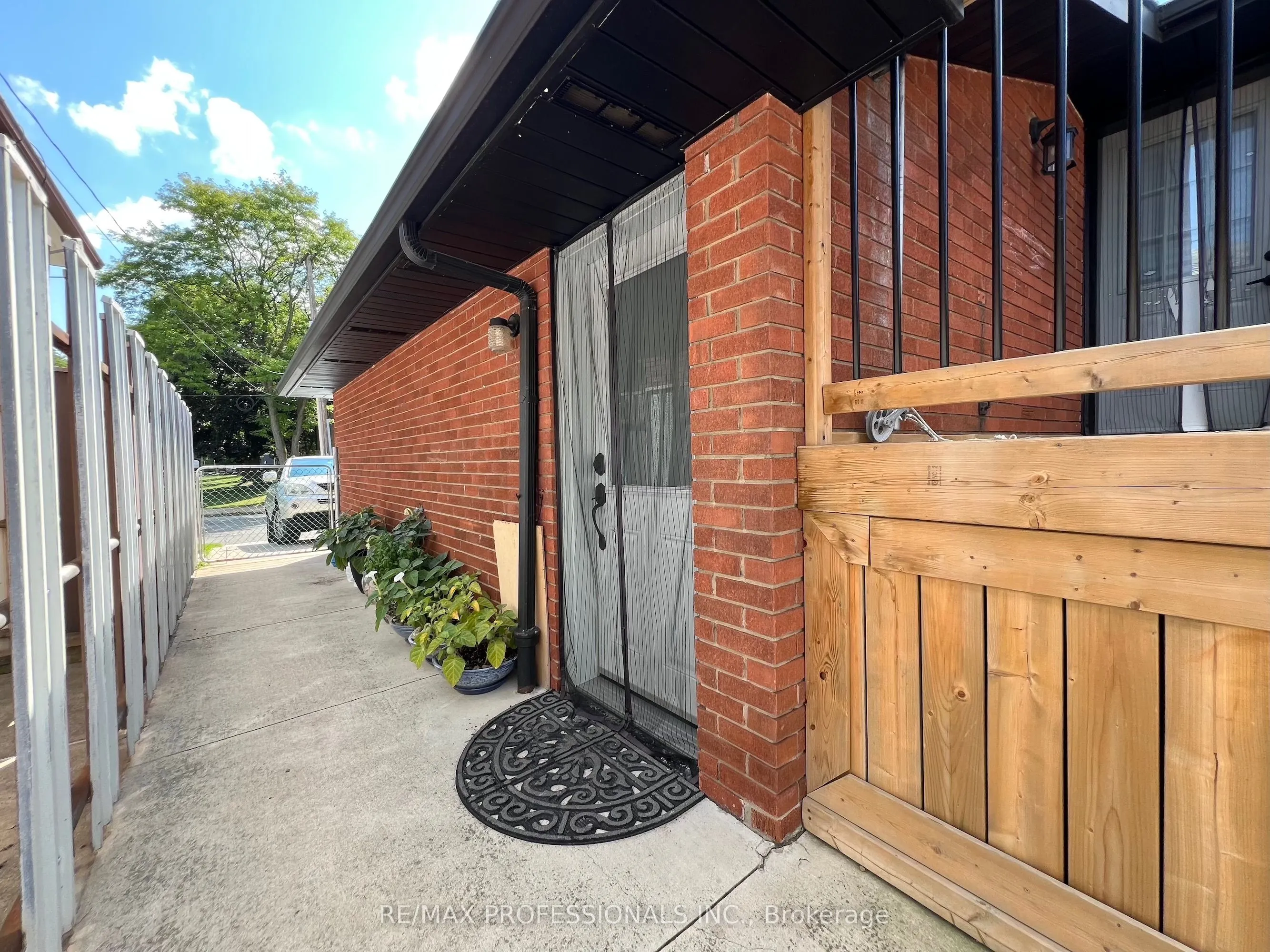 27 Riverdale Drive