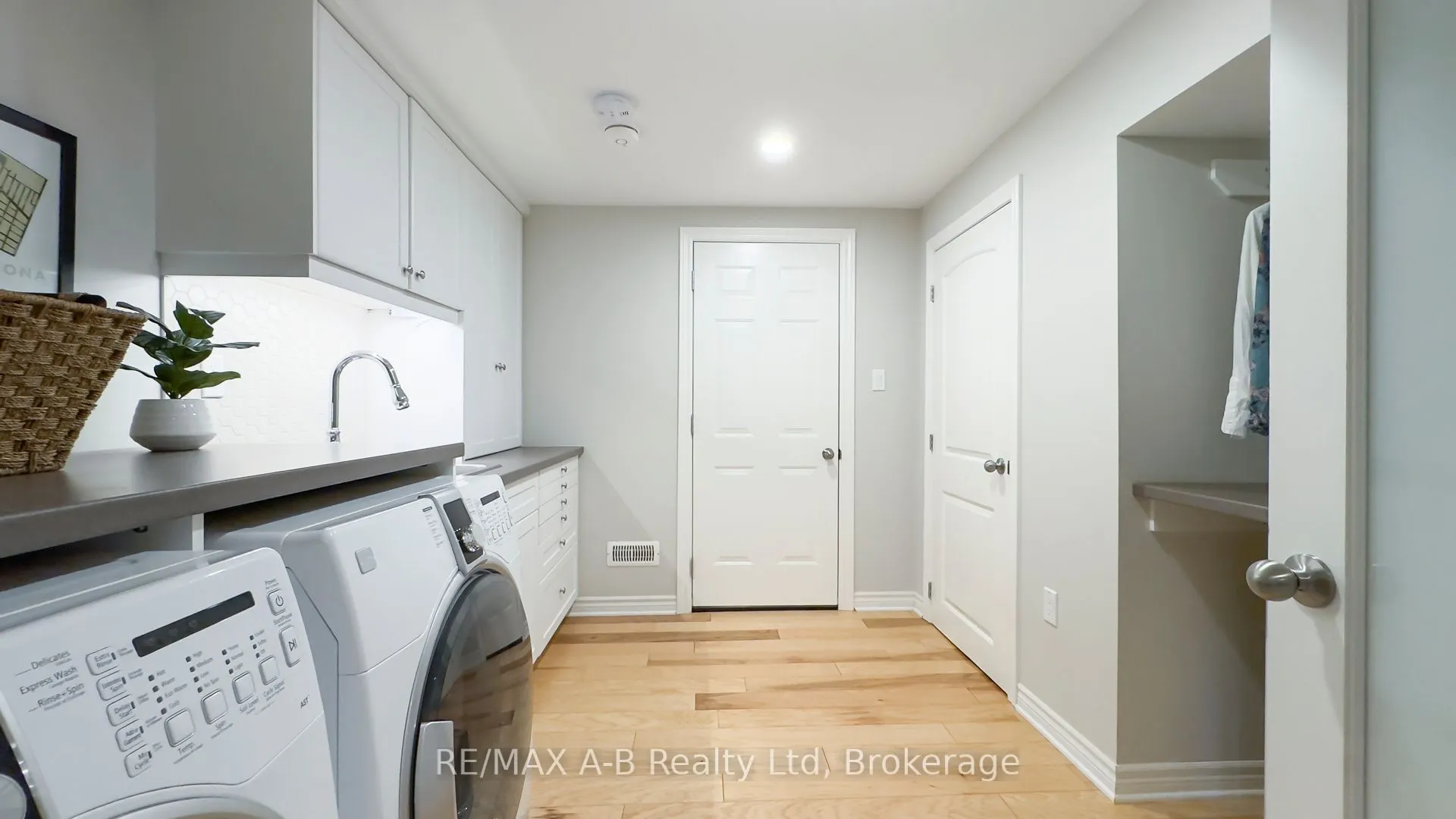 43 Widder Street W