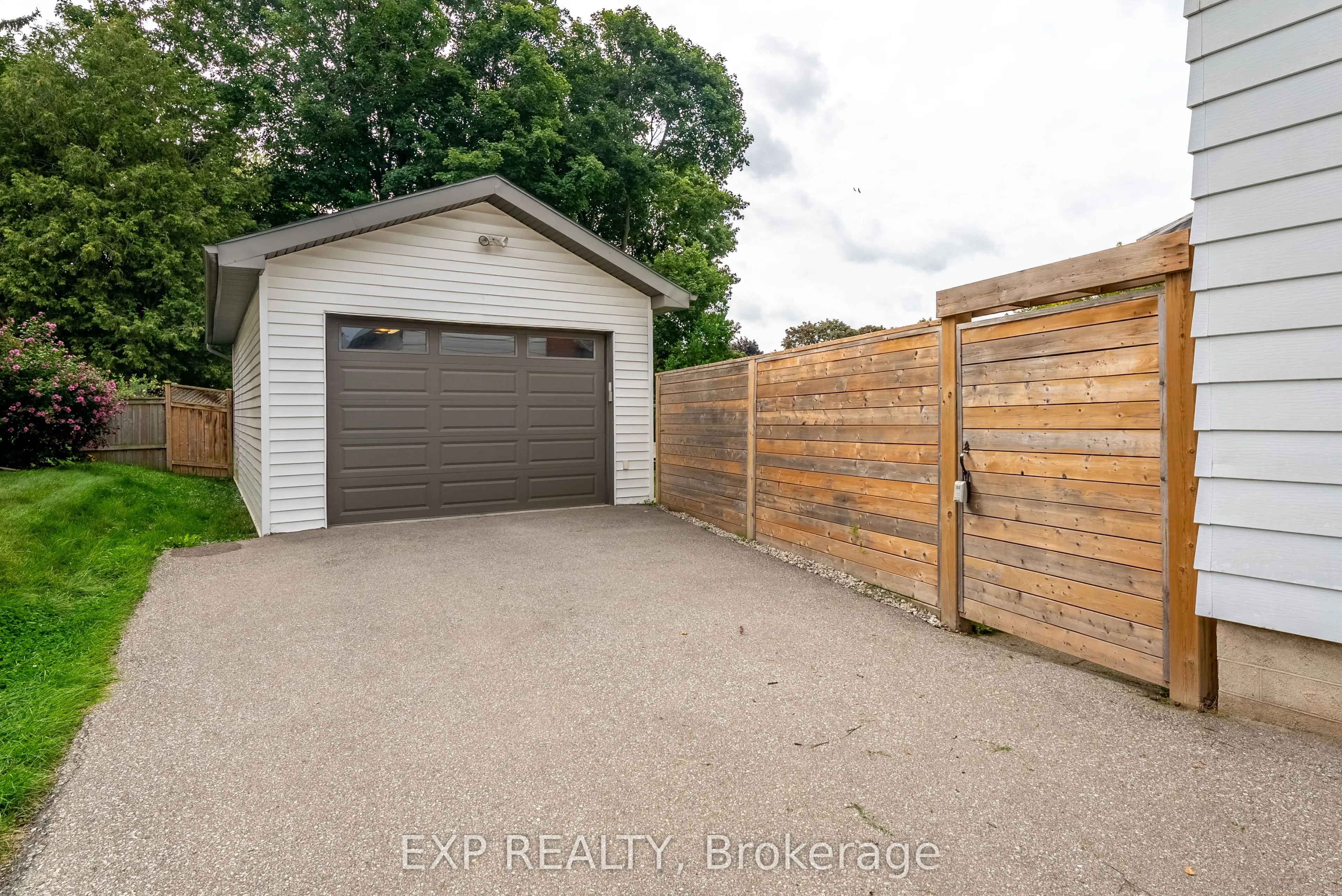227 Bridgeport Road E