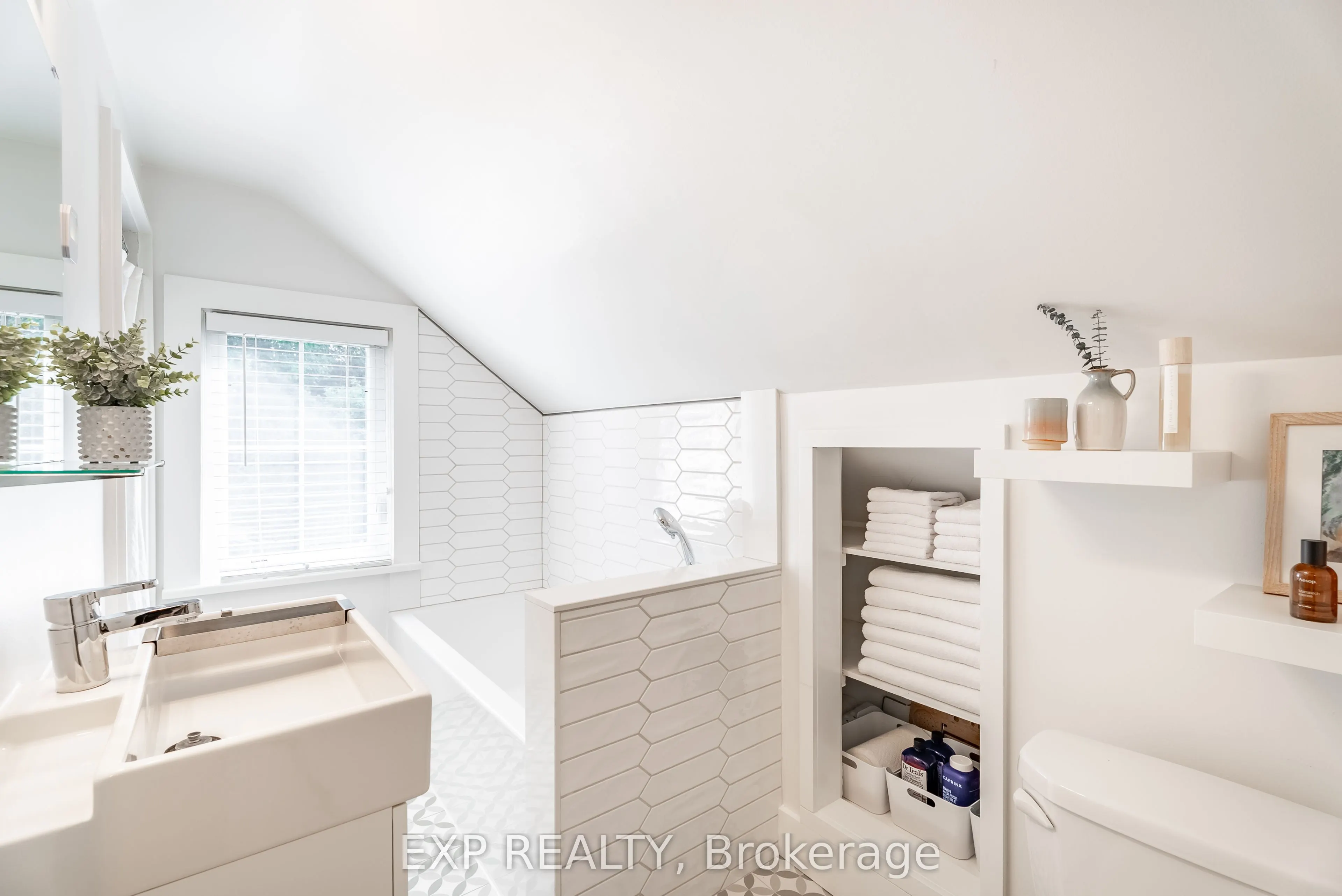 227 Bridgeport Road E