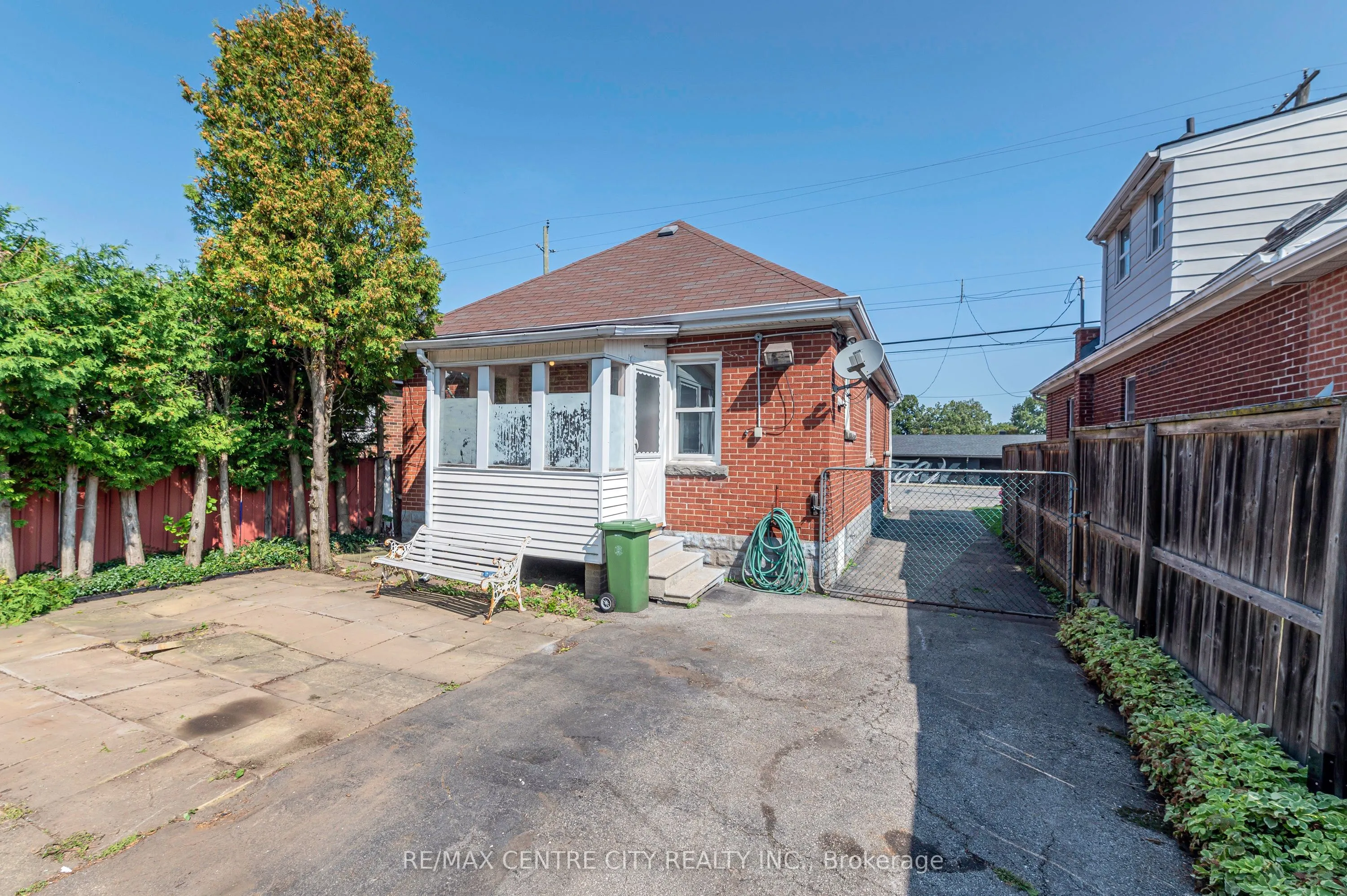 150 Brucedale Avenue E