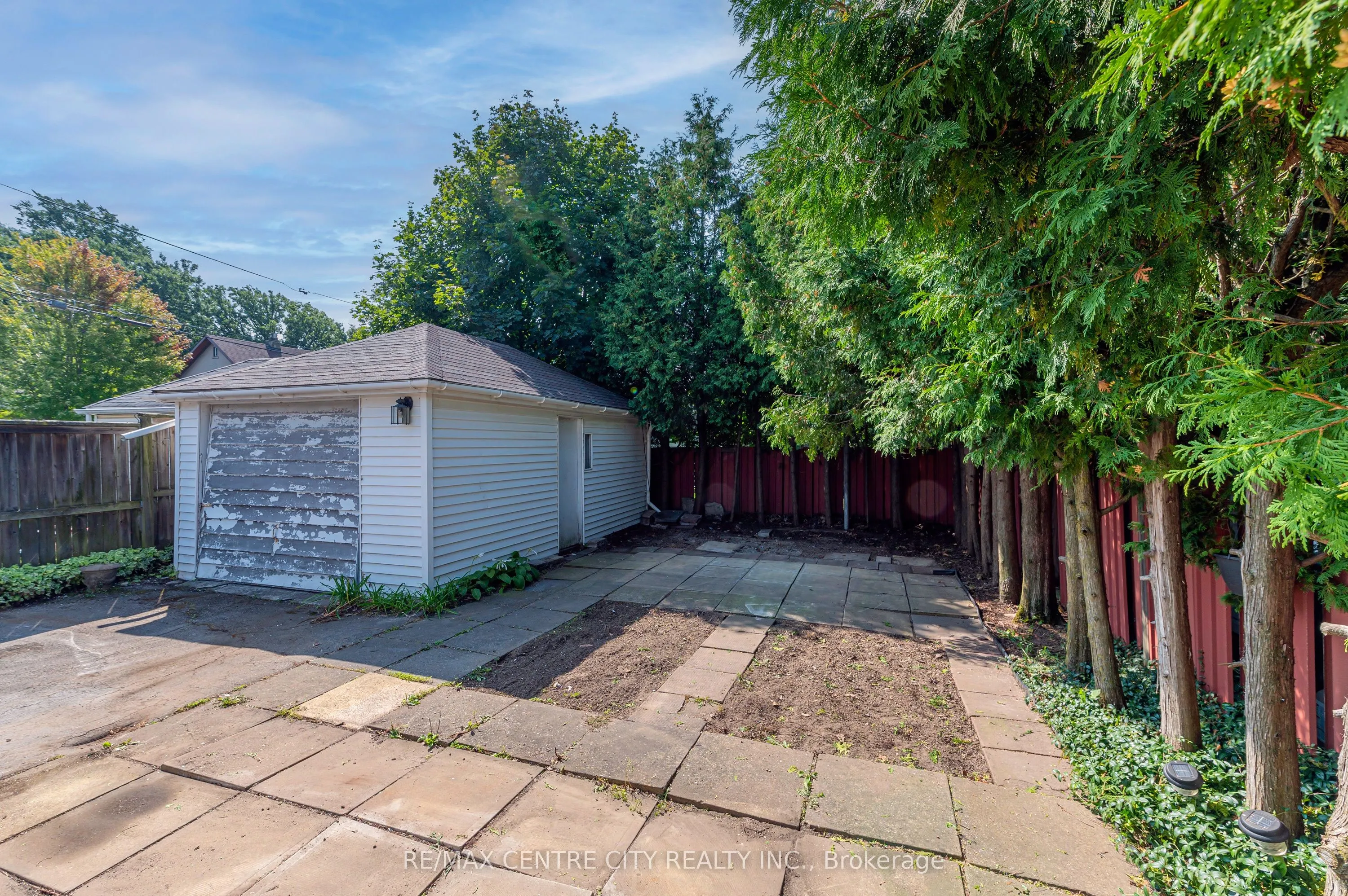 150 Brucedale Avenue E
