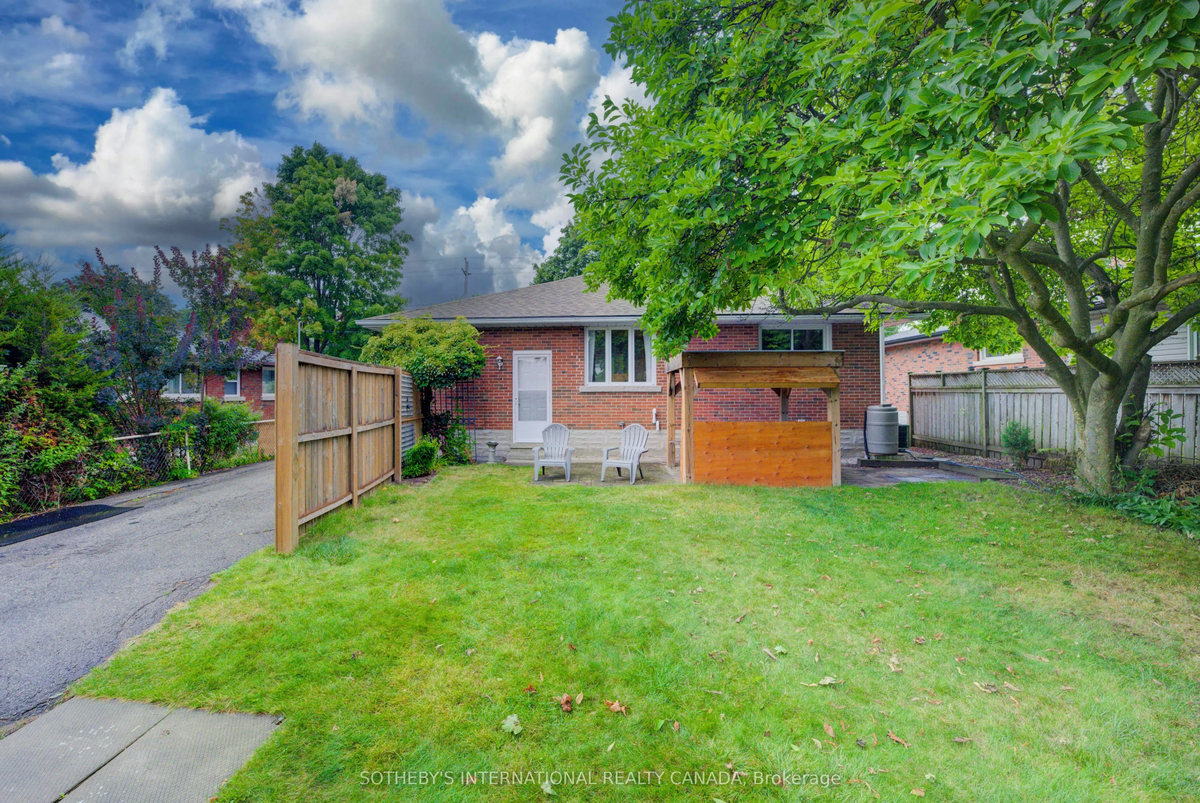 51 Ottawa Crescent W