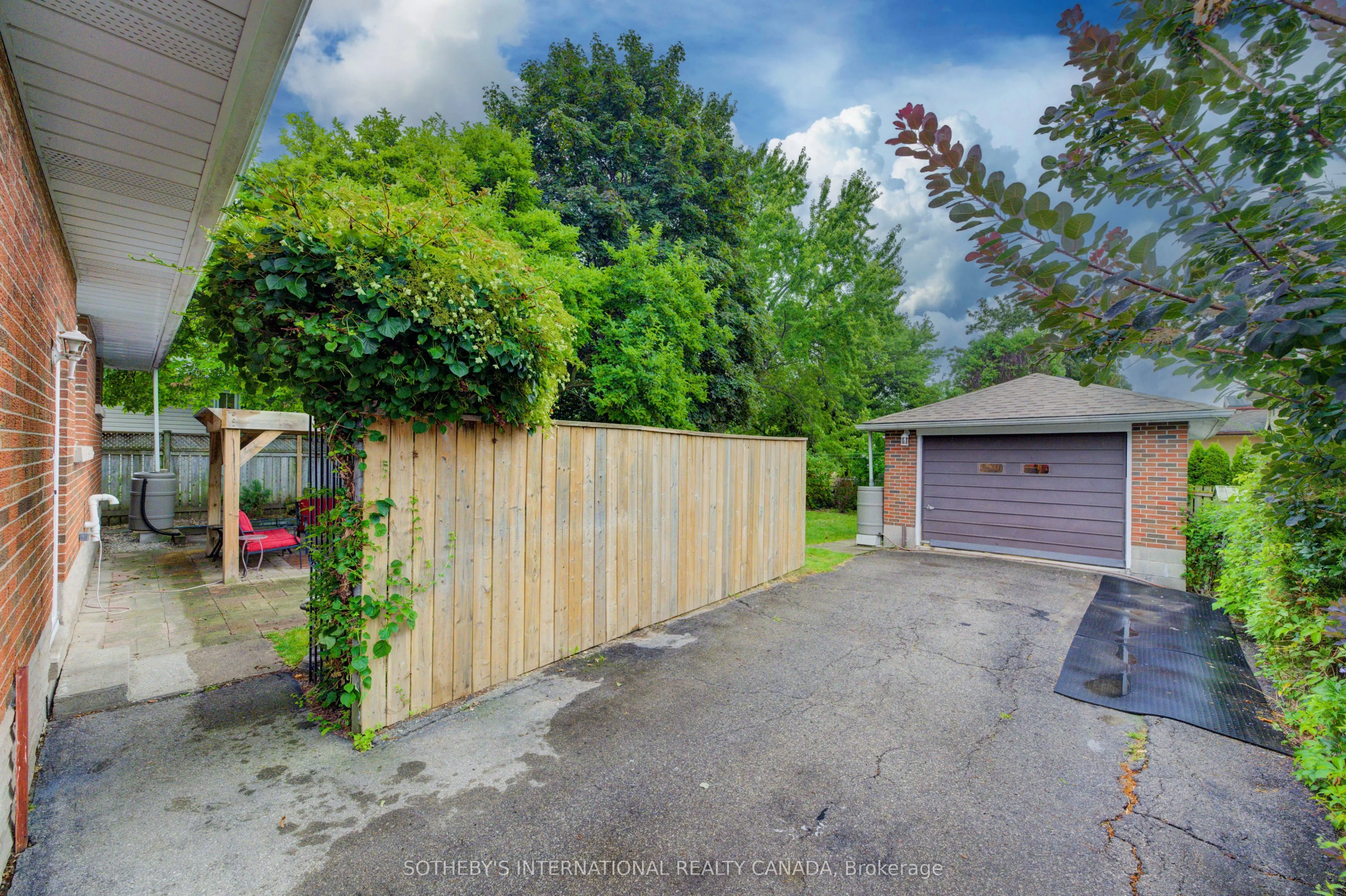51 Ottawa Crescent W