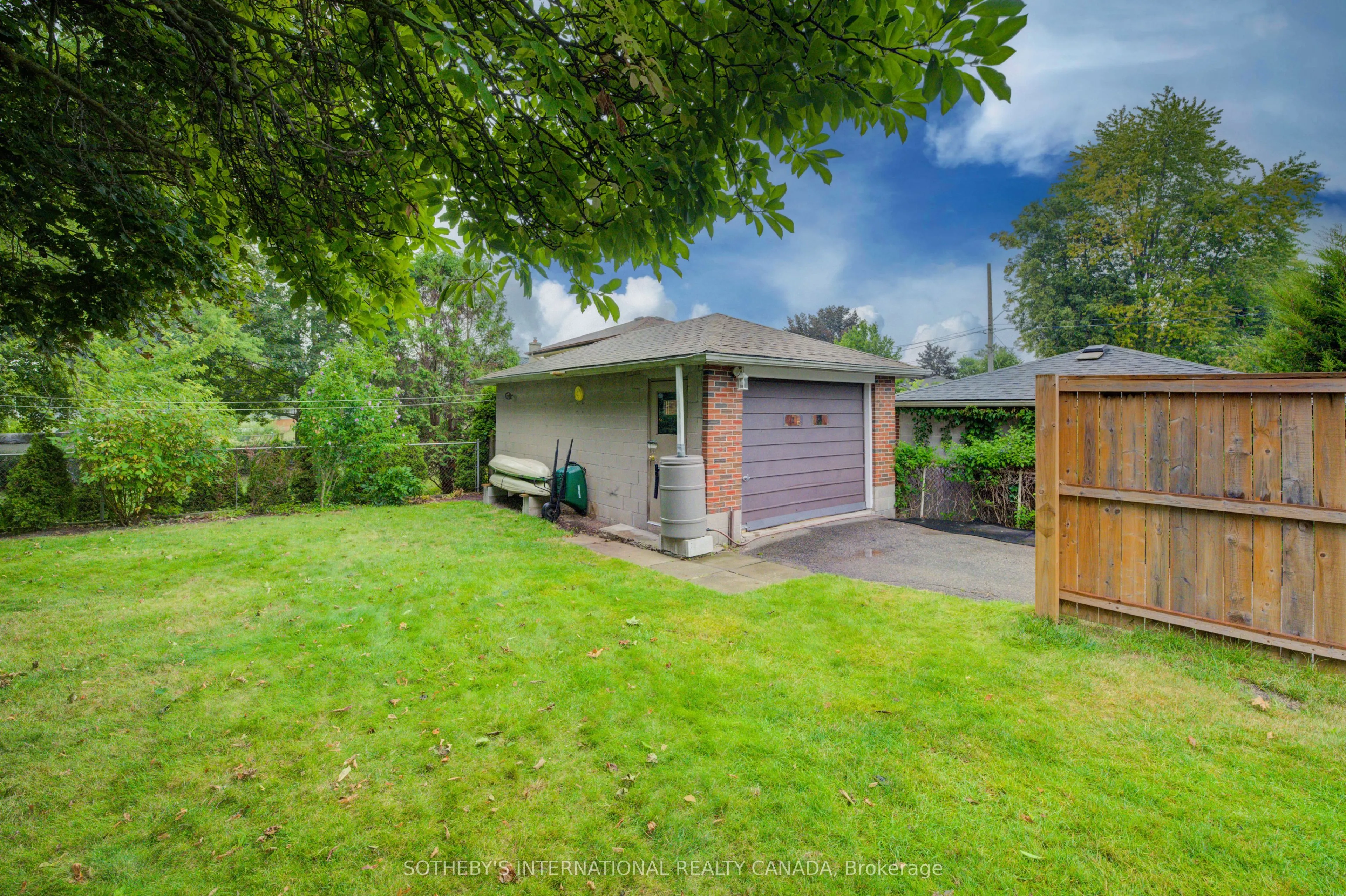 51 Ottawa Crescent W