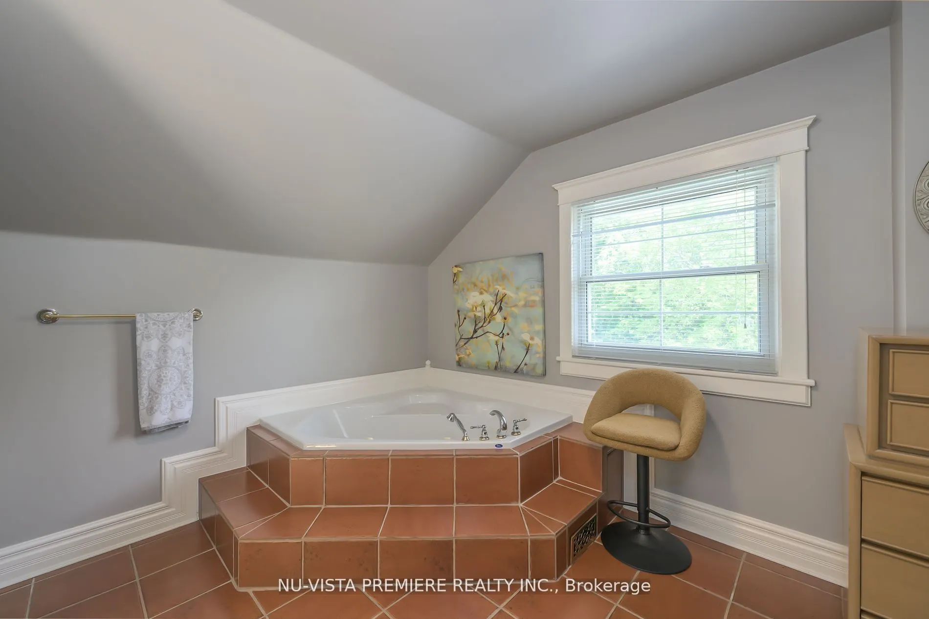 146 Commissioners Road E