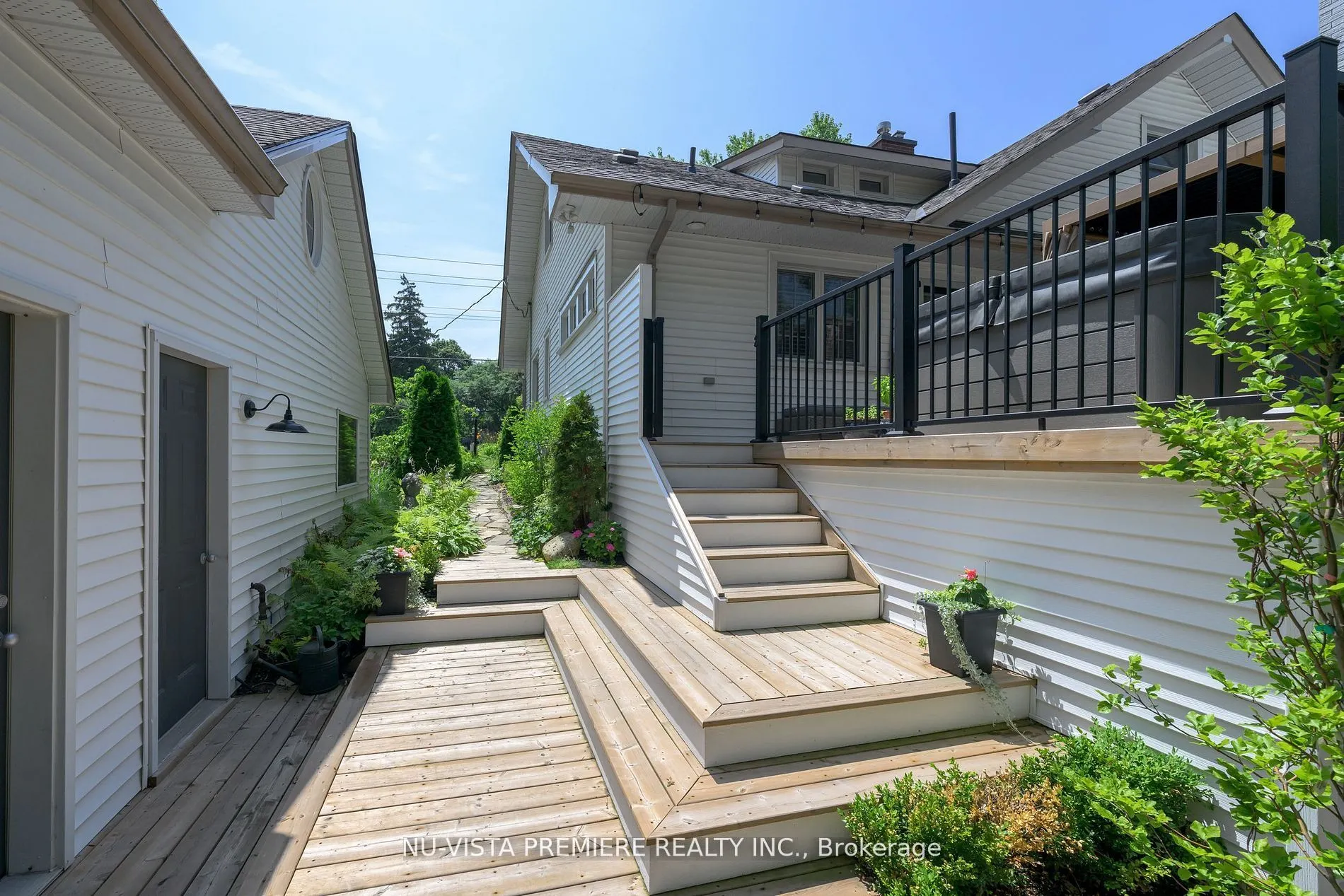 146 Commissioners Road E