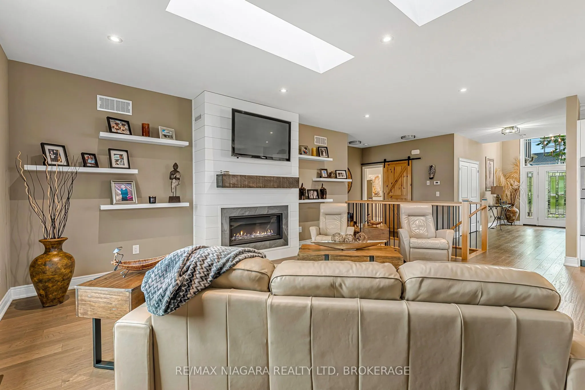 24 PROSPECT POINT Road N