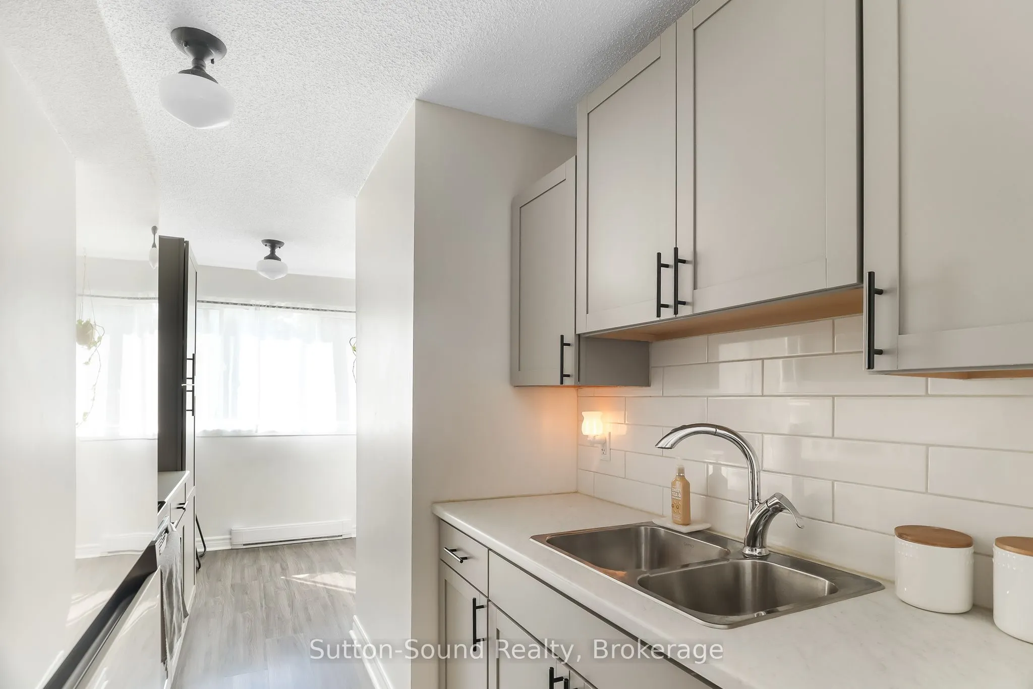 28 Lamson Crescent N, #28