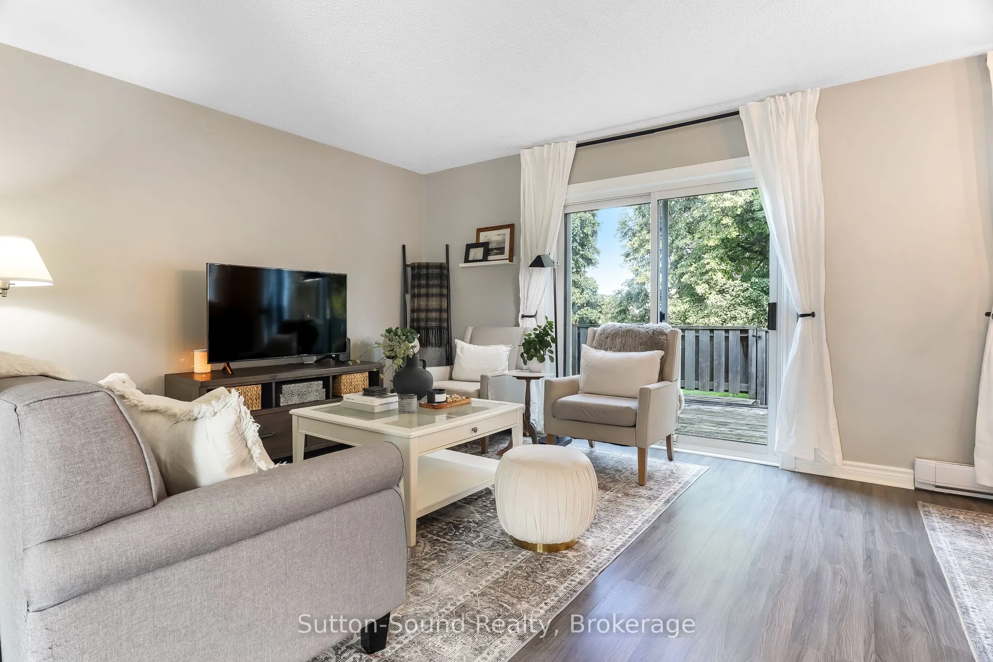 28 Lamson Crescent N, #28