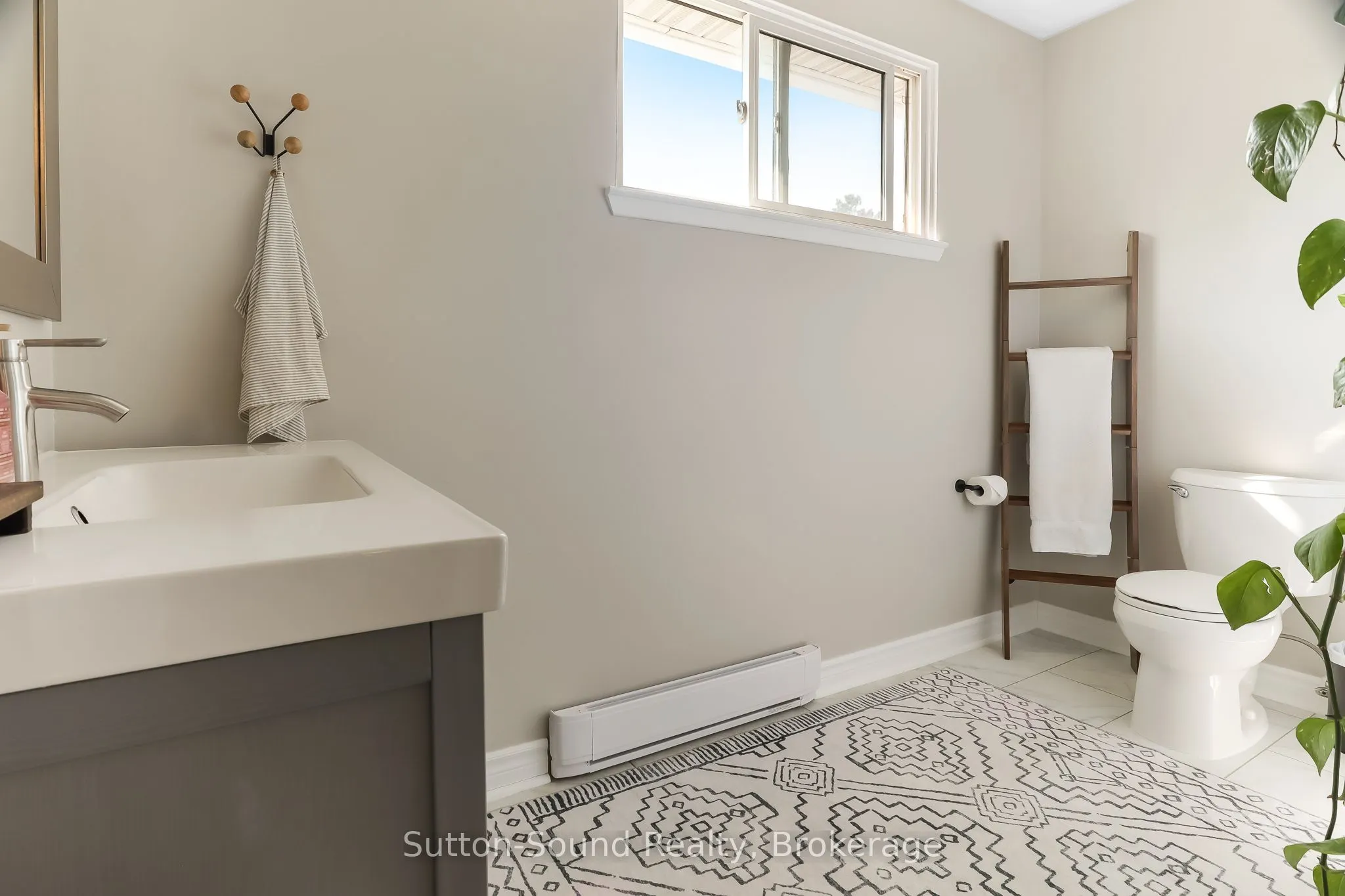 28 Lamson Crescent N, #28