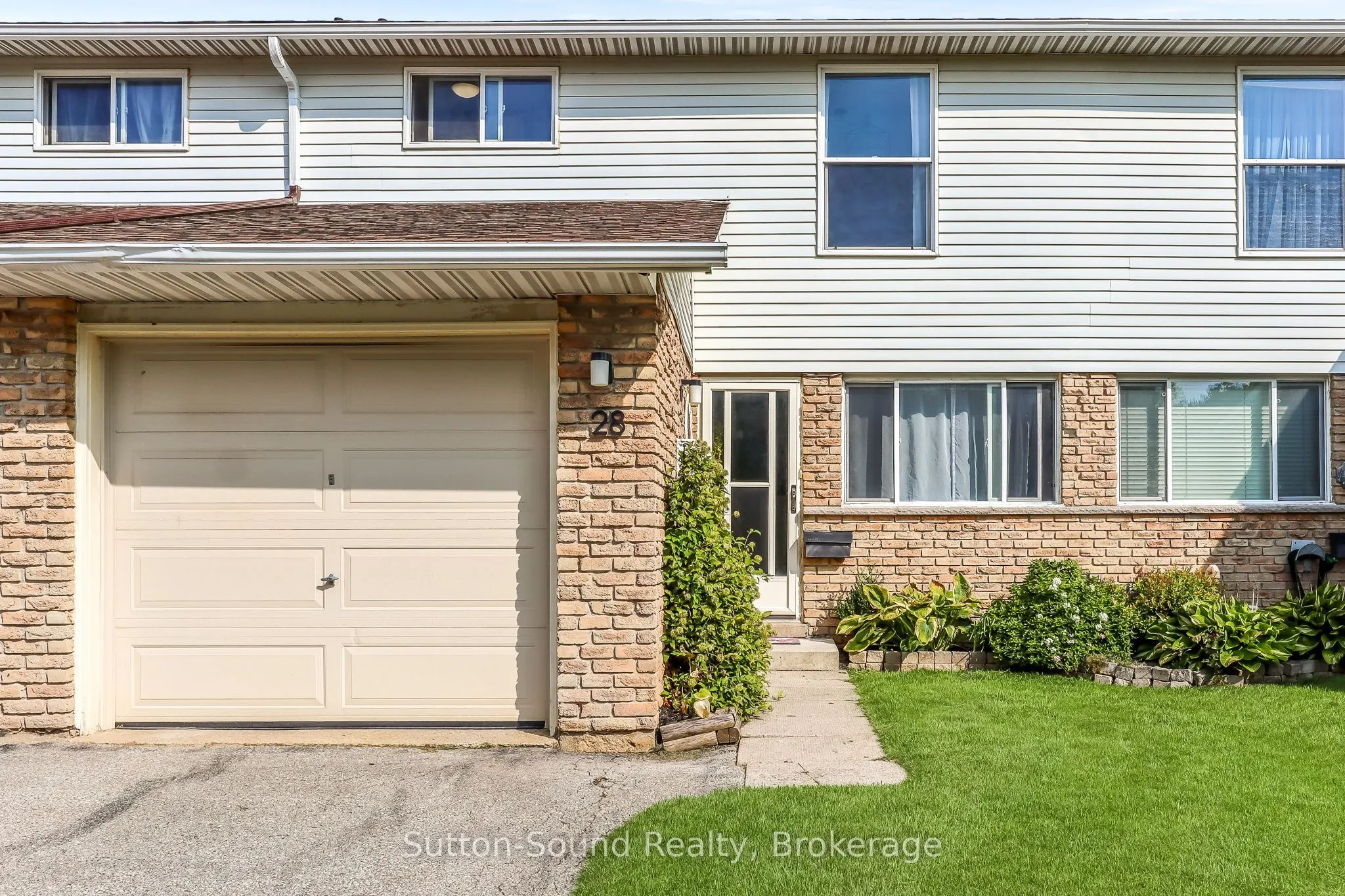 28 Lamson Crescent N, #28