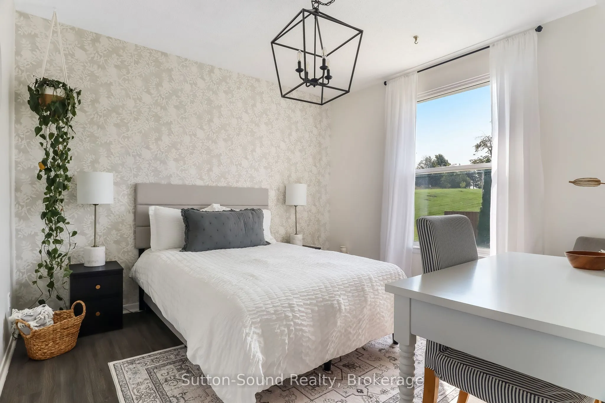 28 Lamson Crescent N, #28