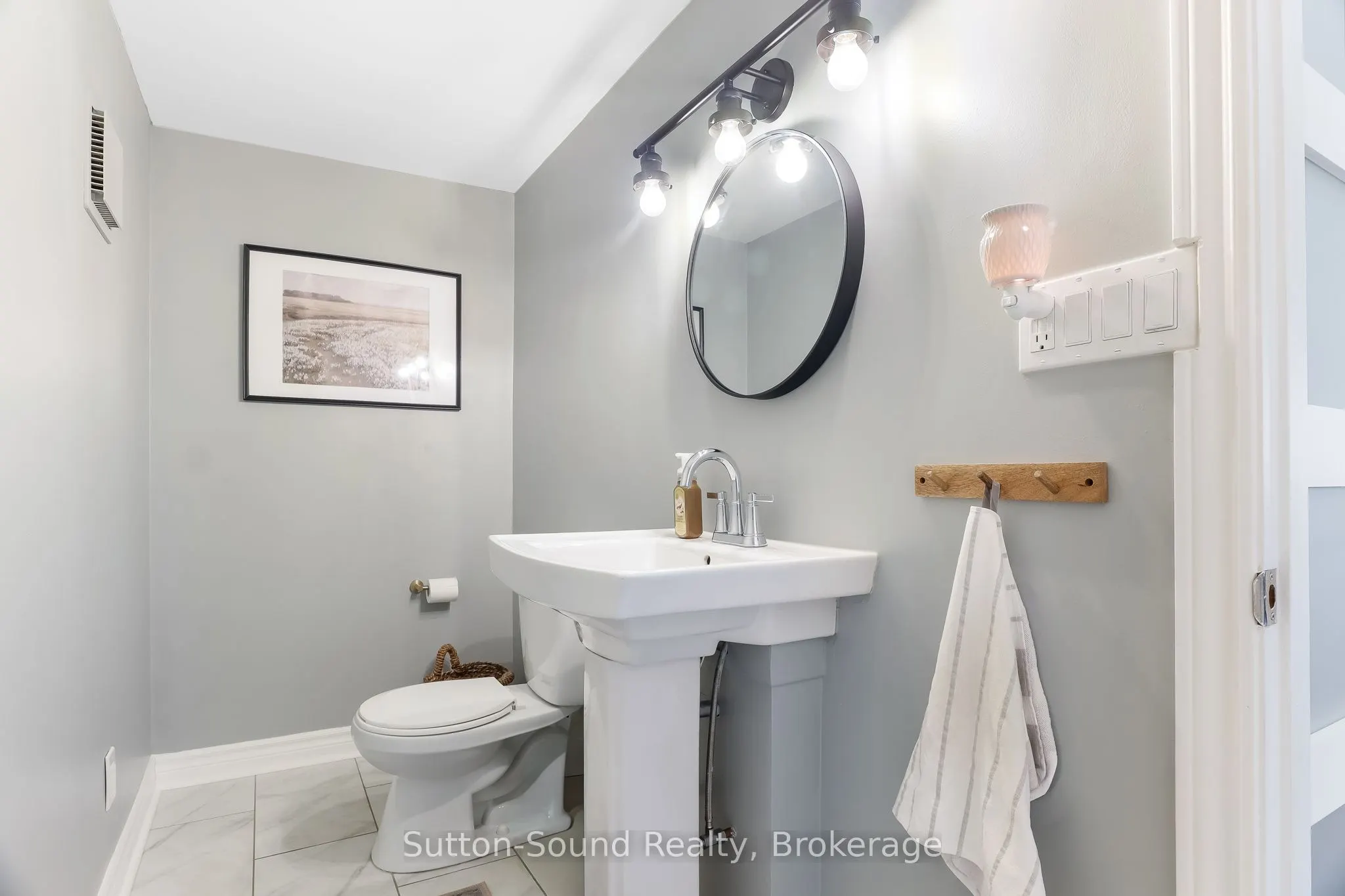 28 Lamson Crescent N, #28