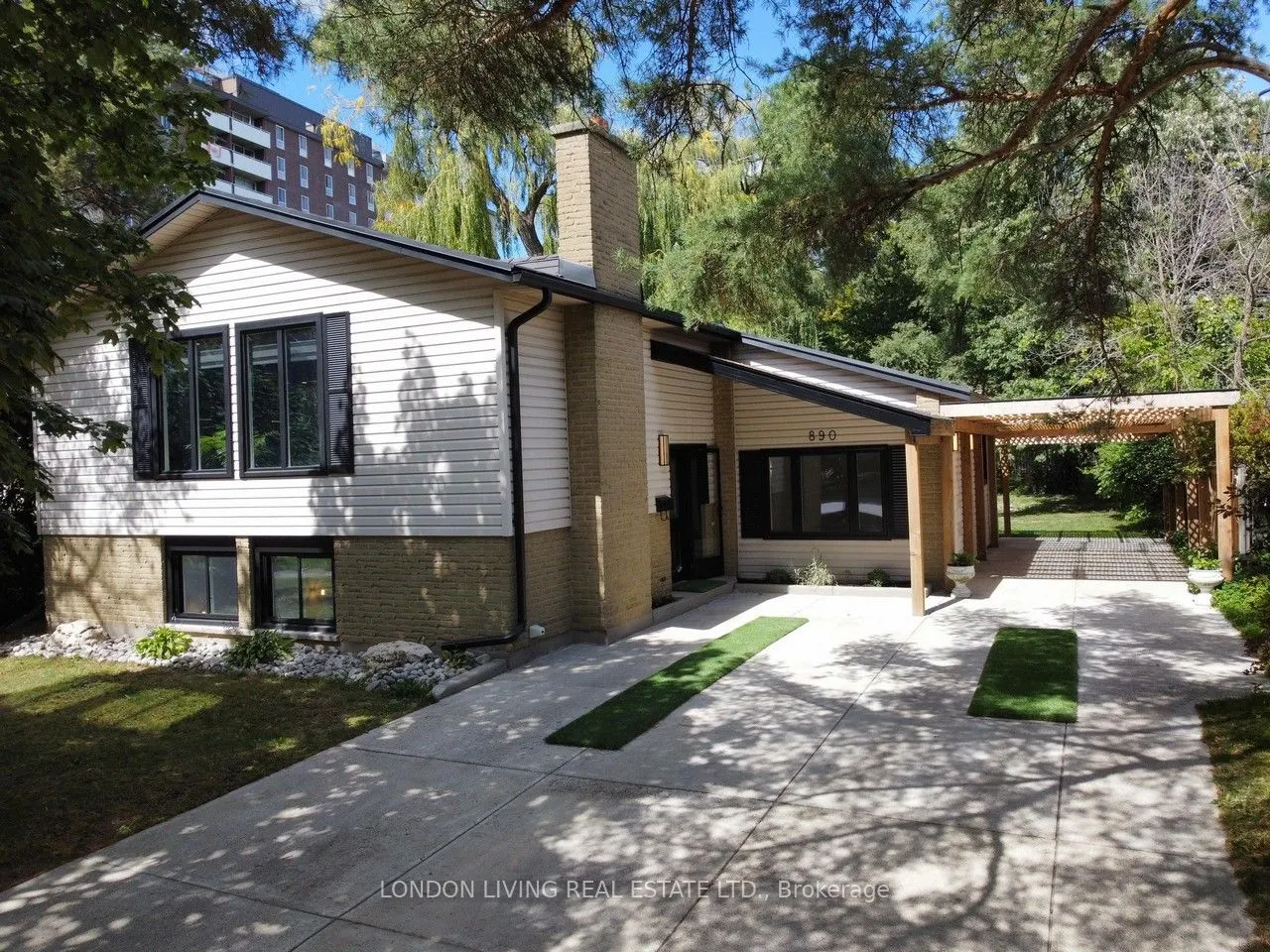 890 Viscount Road
