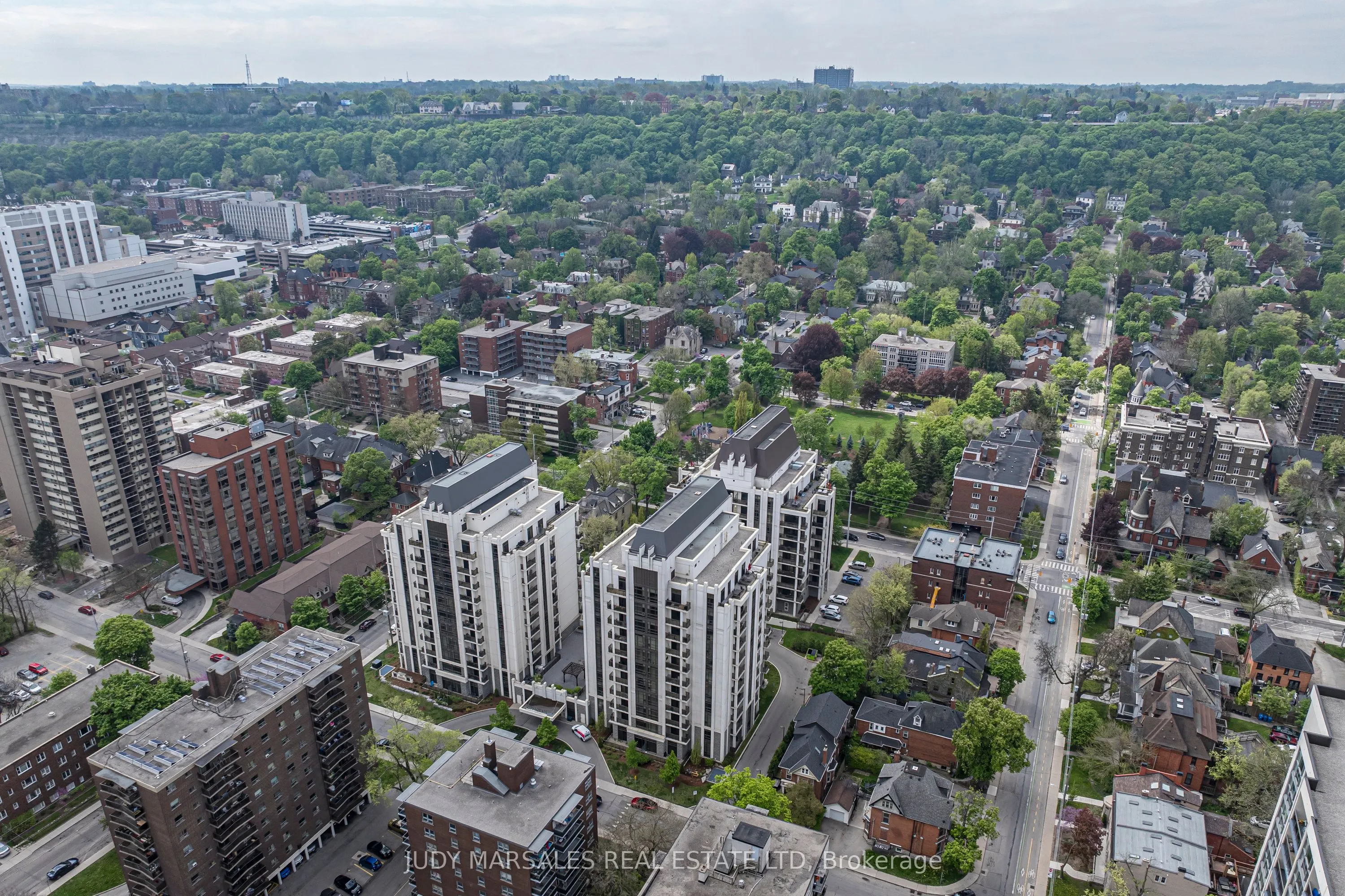 85 Robinson Street, #1010