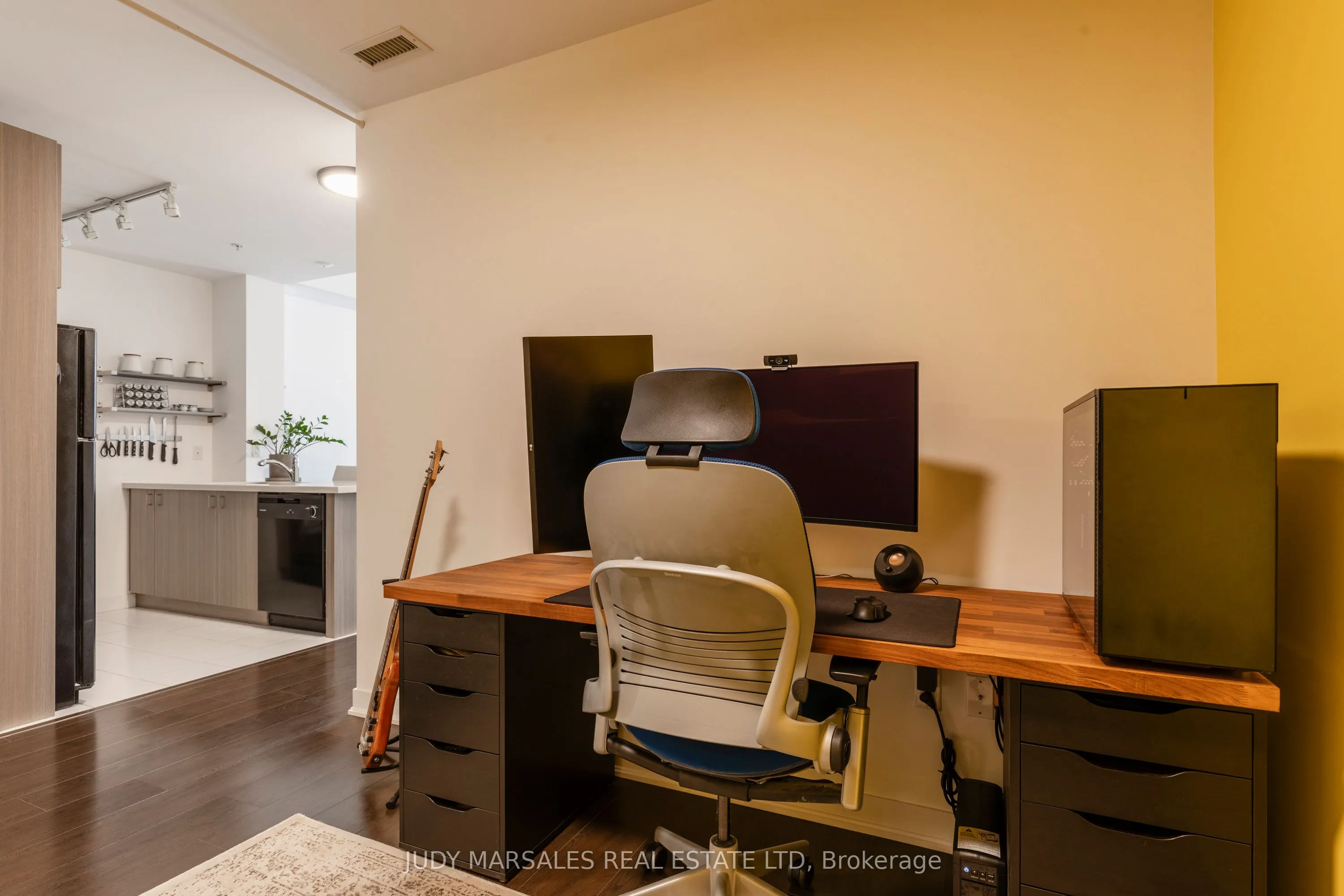 85 Robinson Street, #1010