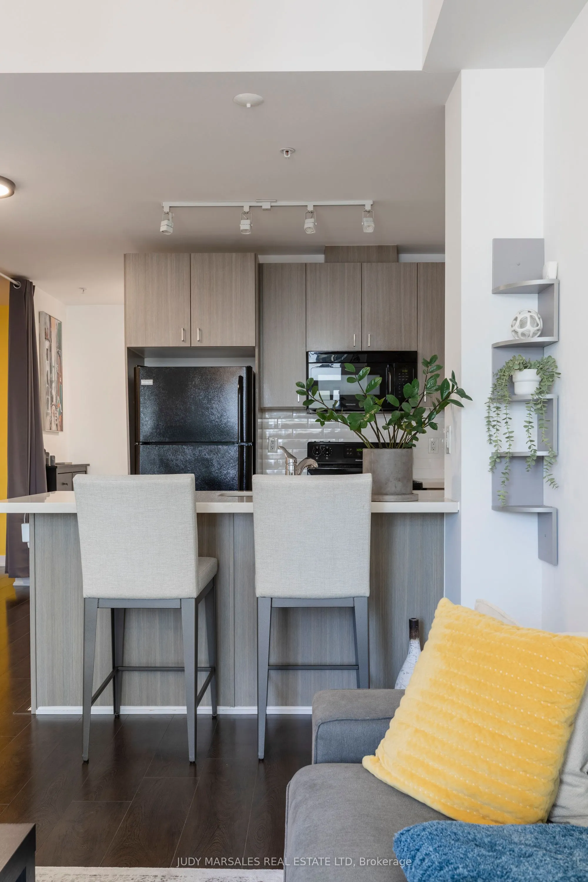 85 Robinson Street, #1010