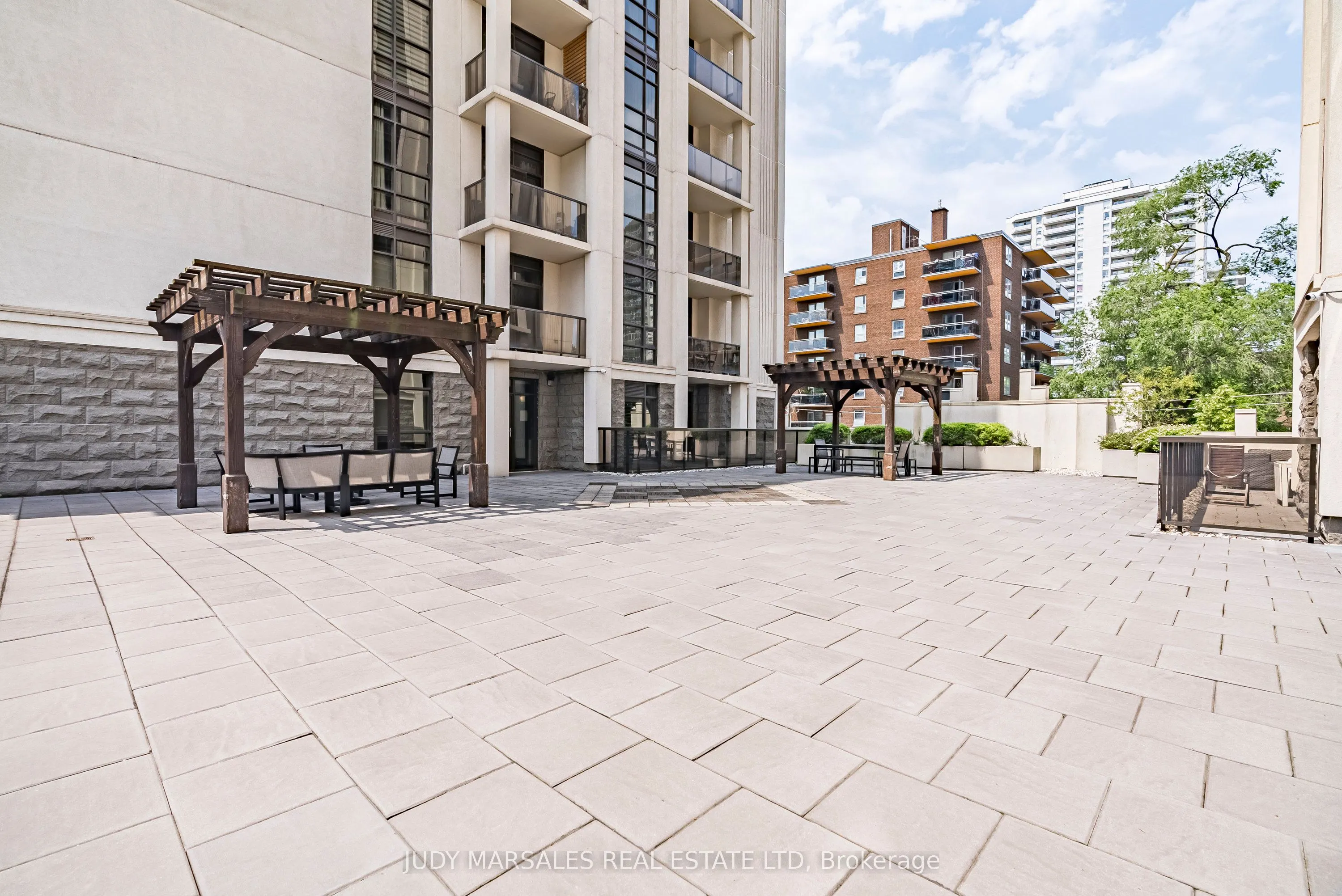 85 Robinson Street, #1010