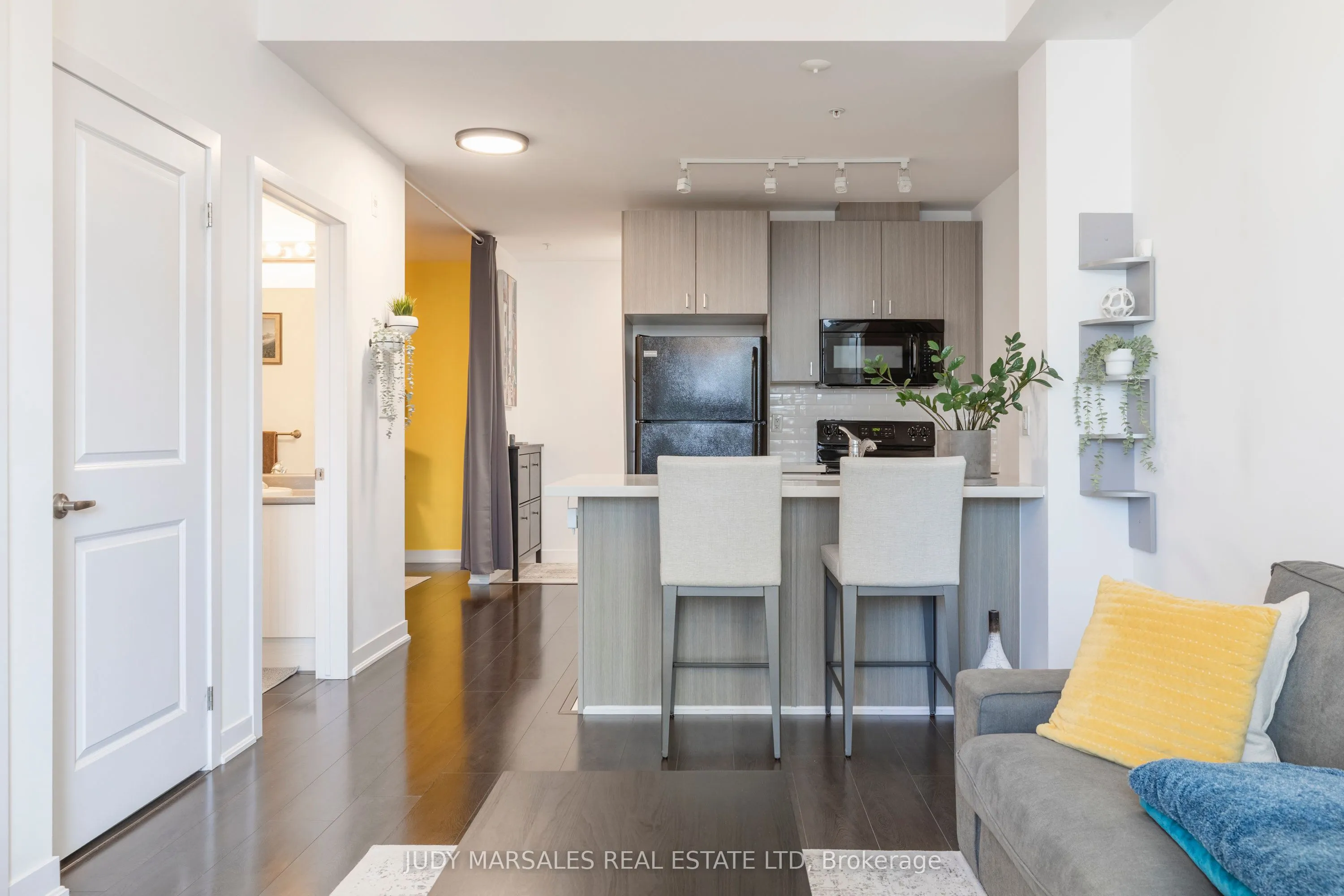 85 Robinson Street, #1010