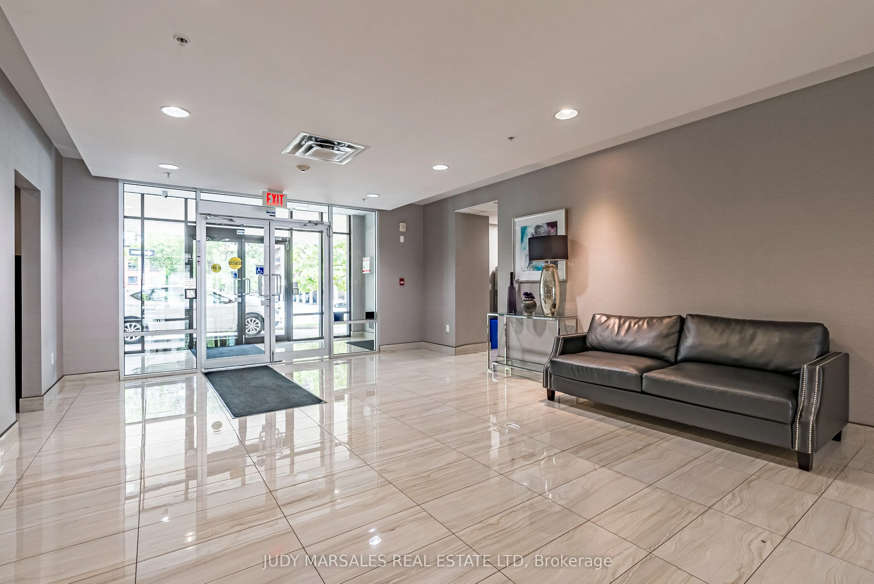 85 Robinson Street, #1010