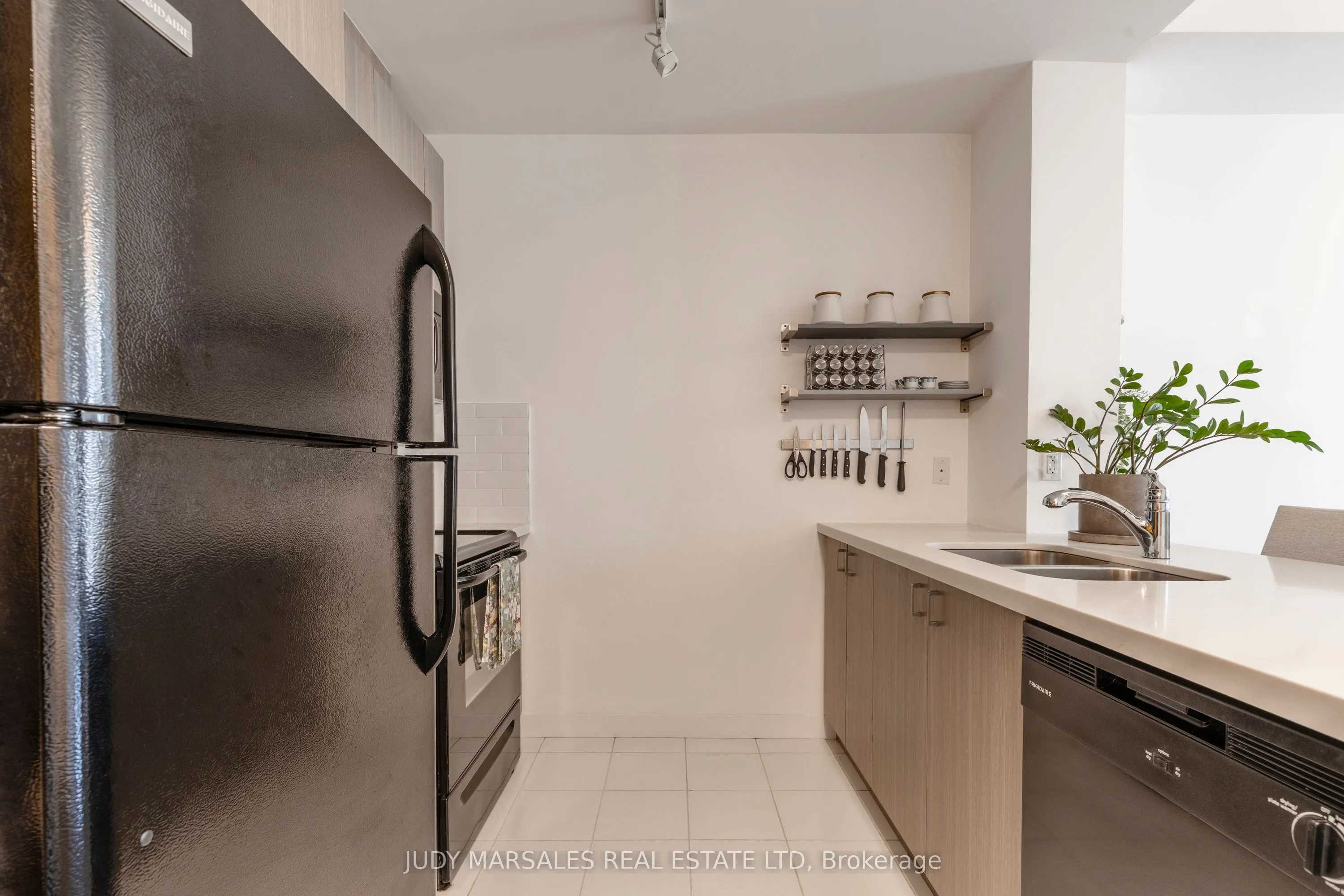 85 Robinson Street, #1010