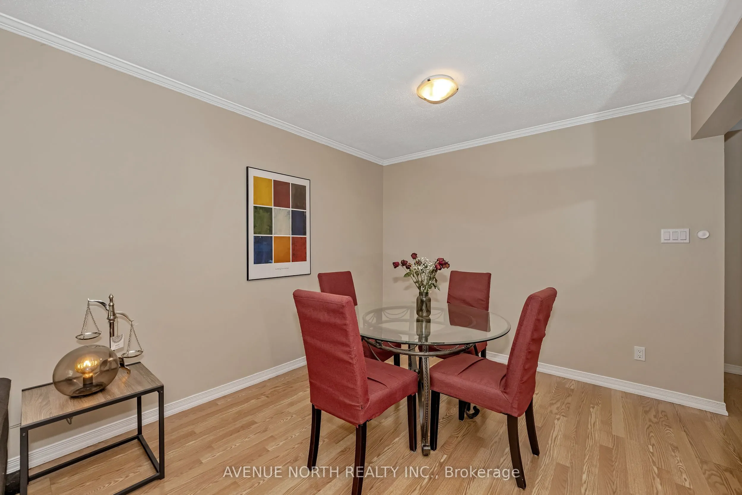 120 MARKLAND Crescent