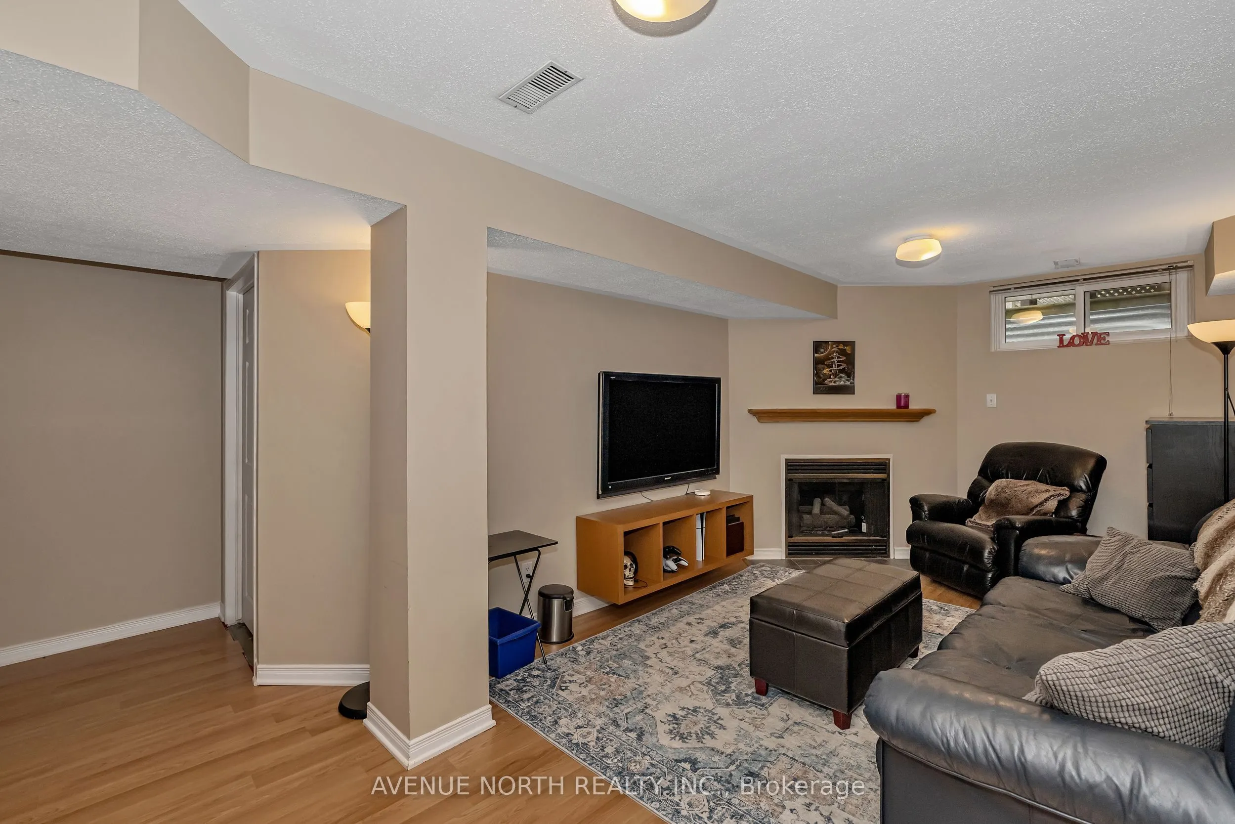 120 MARKLAND Crescent