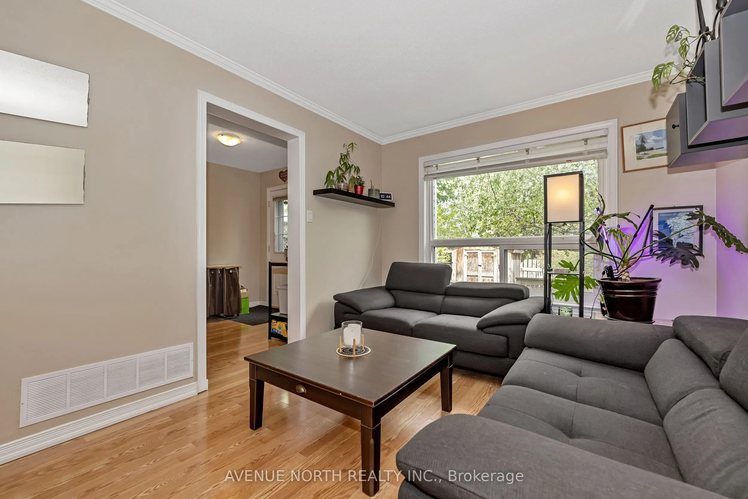 120 MARKLAND Crescent